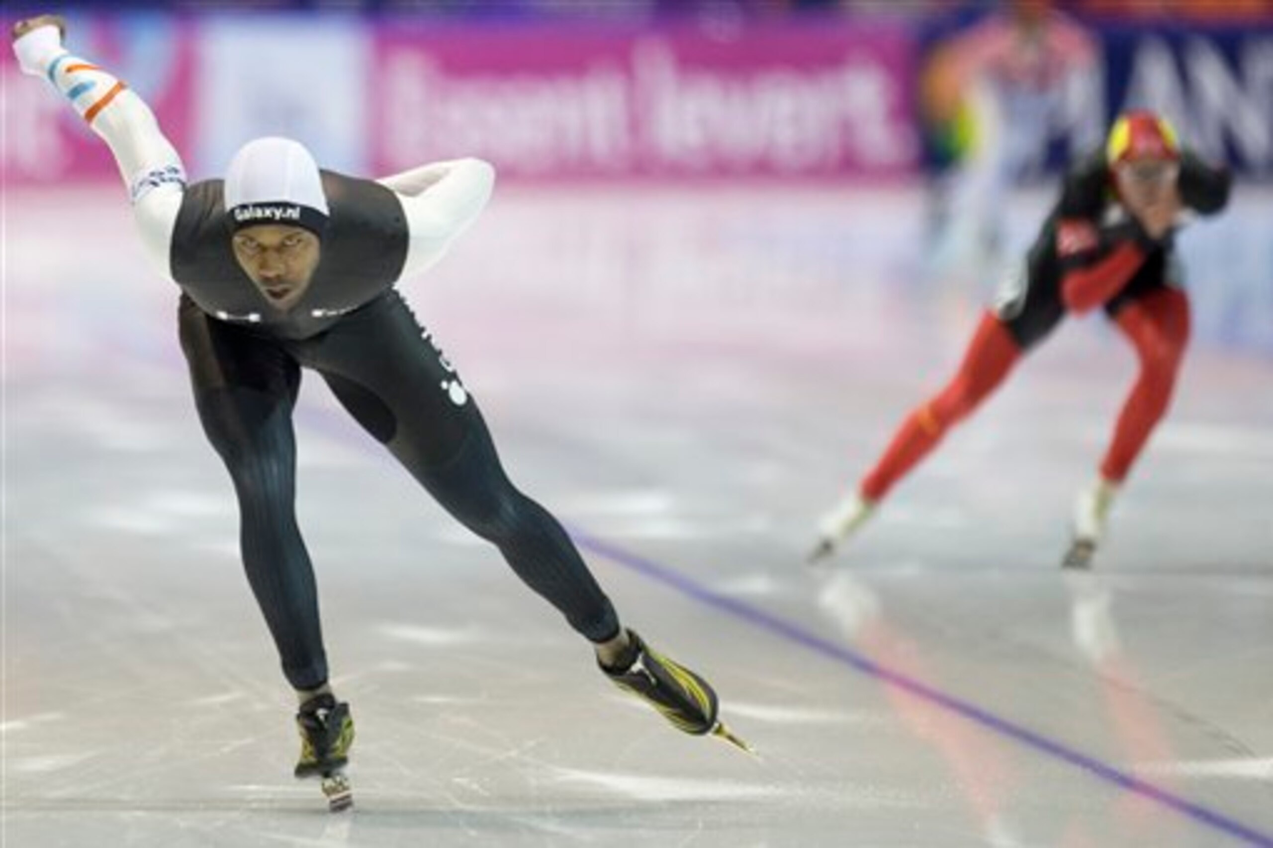 Shani Davis is looking win his third straight gold in the 1,000m Long Track Speed Skating event.