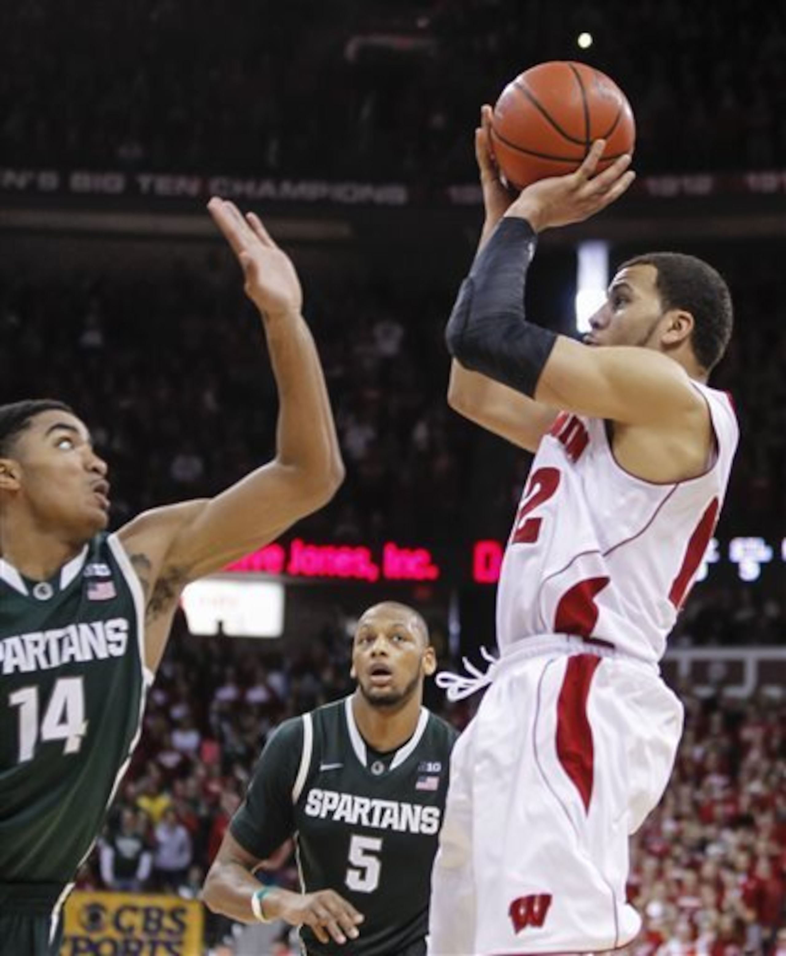 Michigan State must put the clamps on the perimeter.