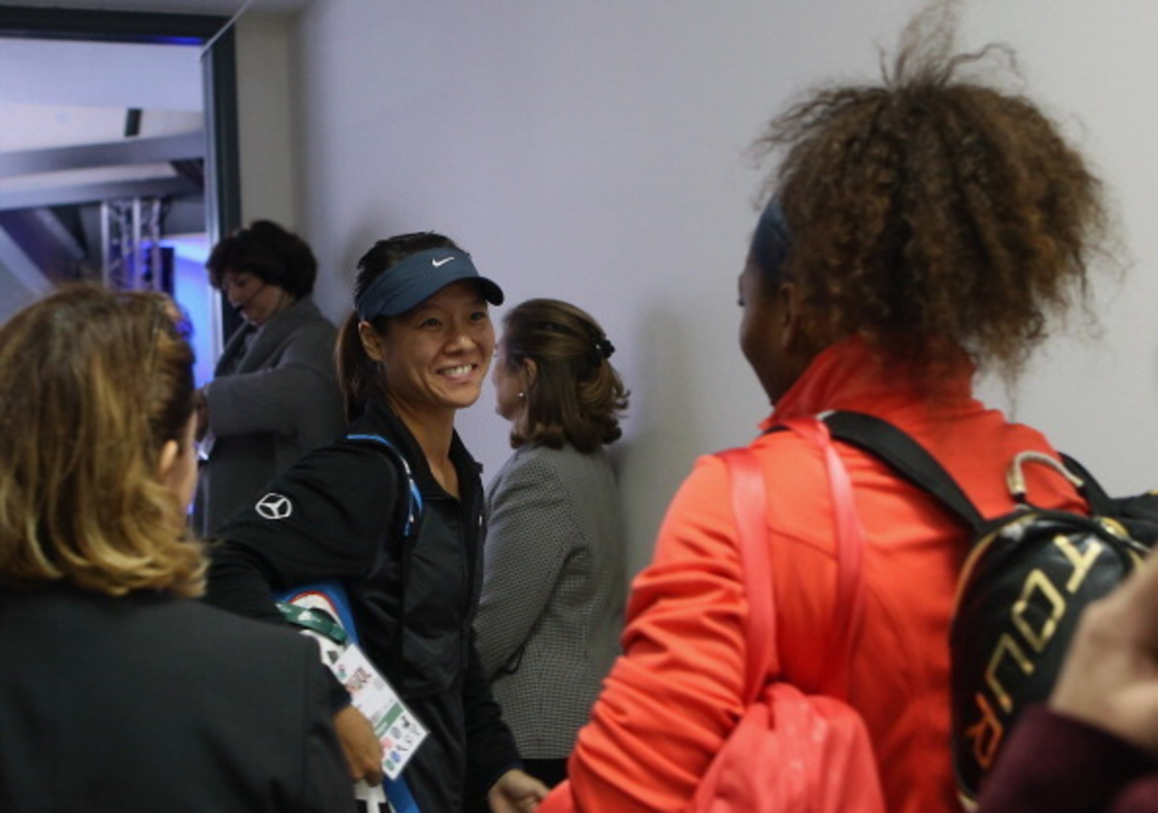 Li Na and Serena Williams chat before their match at 2012 WTA Championships.