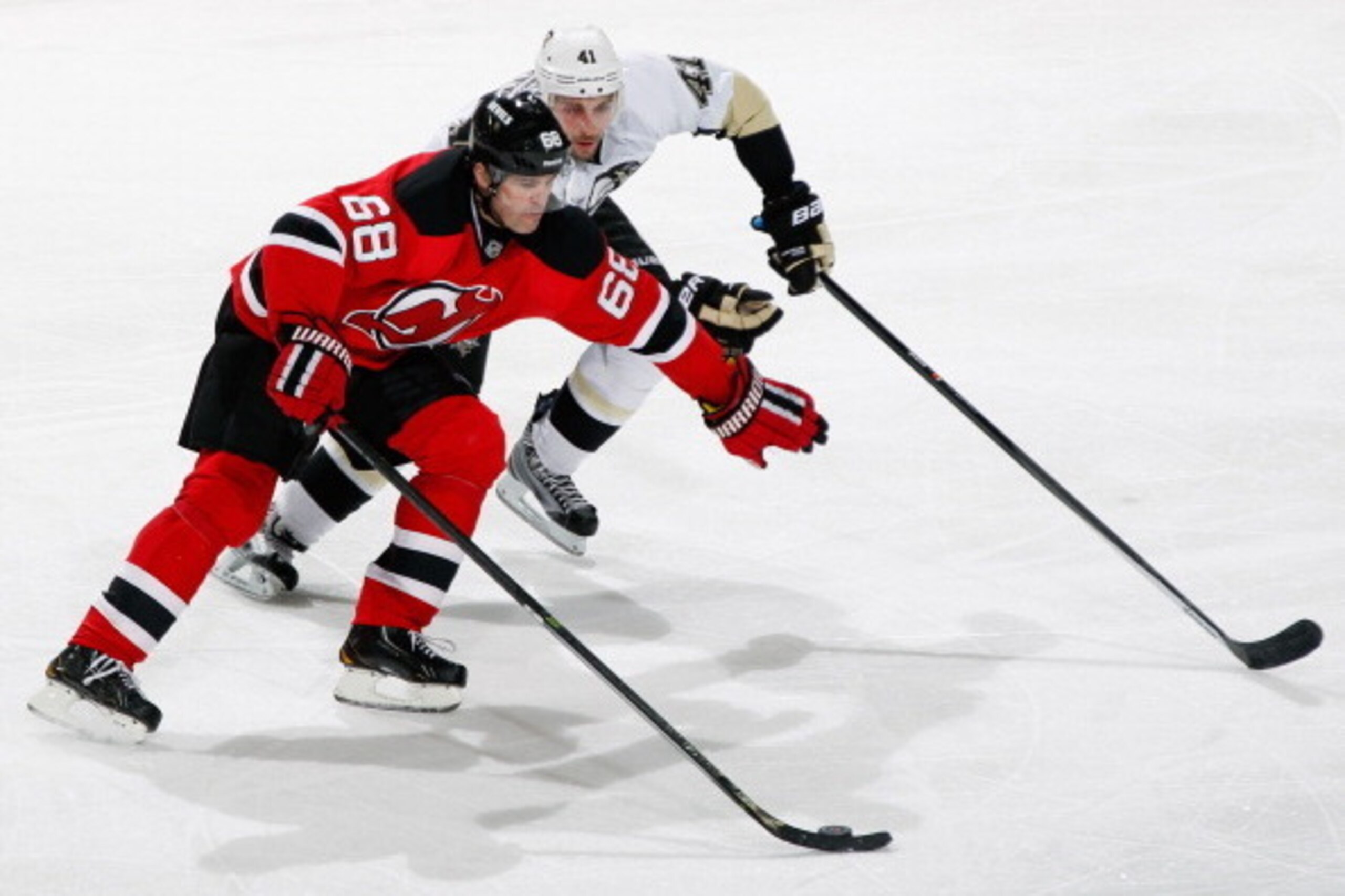 Jaromir Jagr protects the puck.