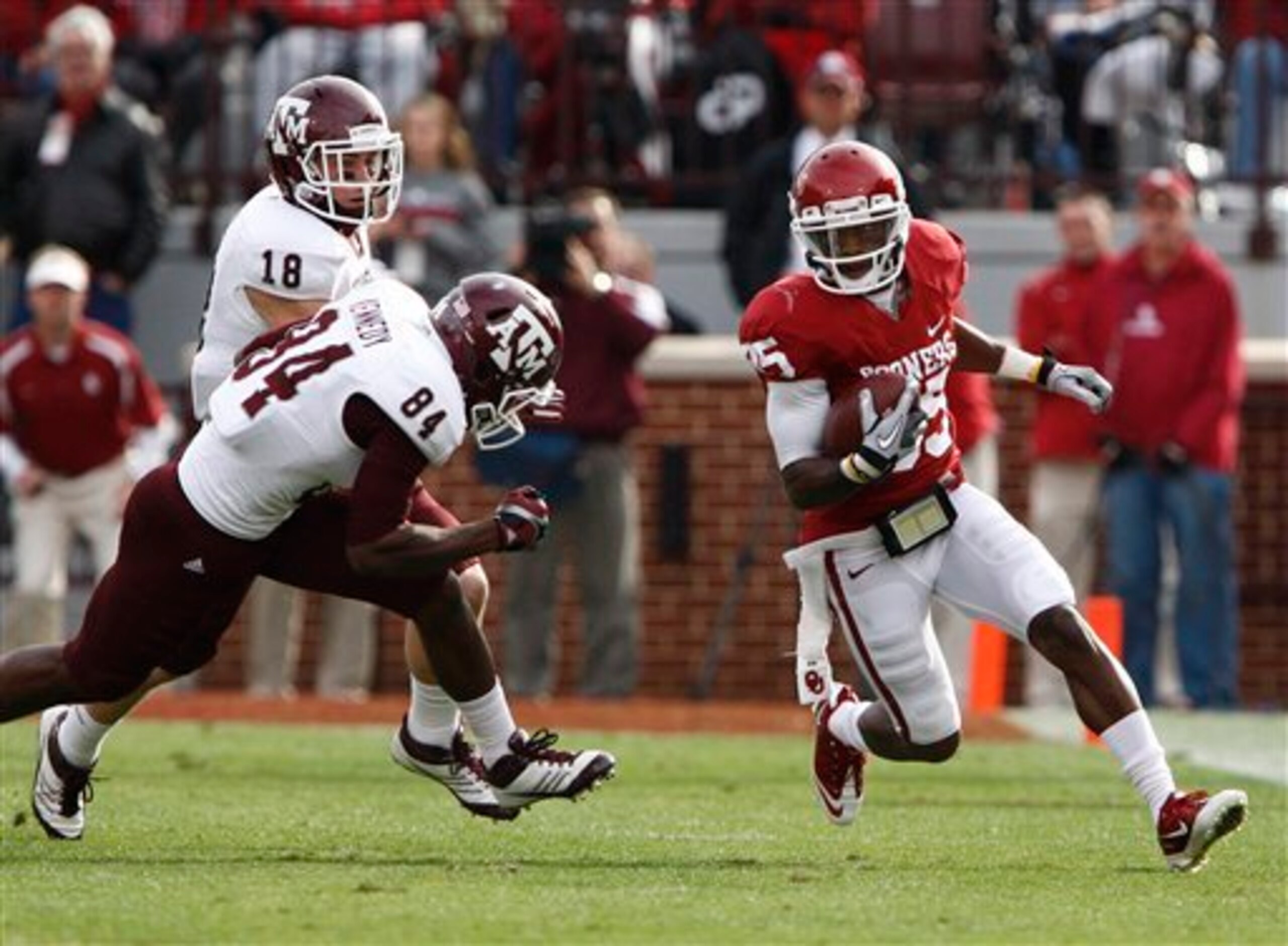 Broyles (right) was one of the best WRs in the country during his time in Norman.