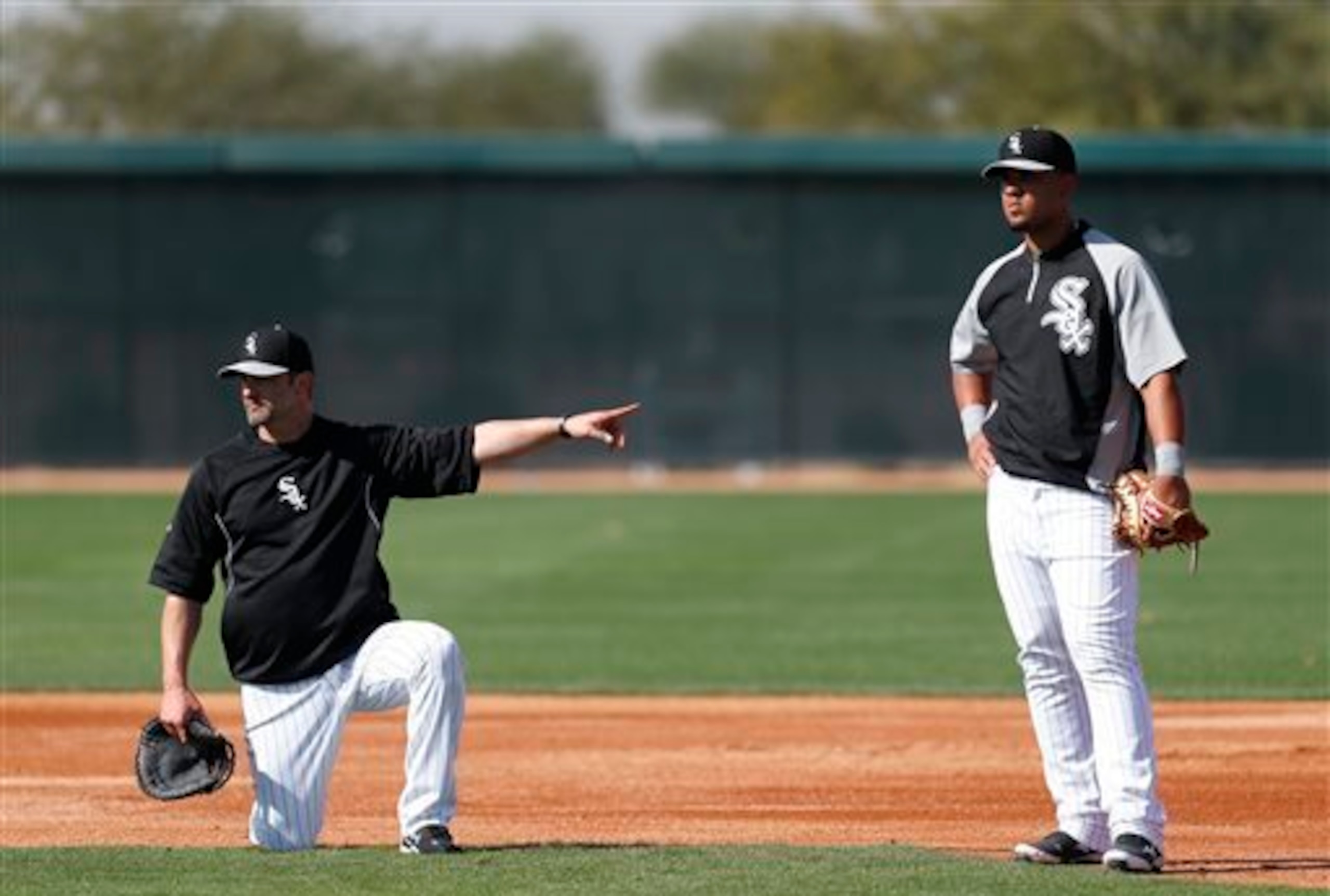 Paul Konerko points at Jose Abreu. Why? I do not know.