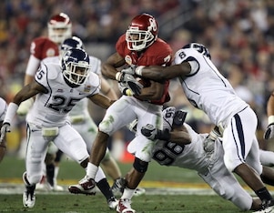 GLENDALE, AZ - JANUARY 01:  DeMarco Murray #7 of the Oklahoma Sooners  against the Connecticut Huskies attempts to take it away in the first half during the Tostitos Fiesta Bowl at the Universtity of Phoenix Stadium on January 1, 2011 in Glendale, Arizona
