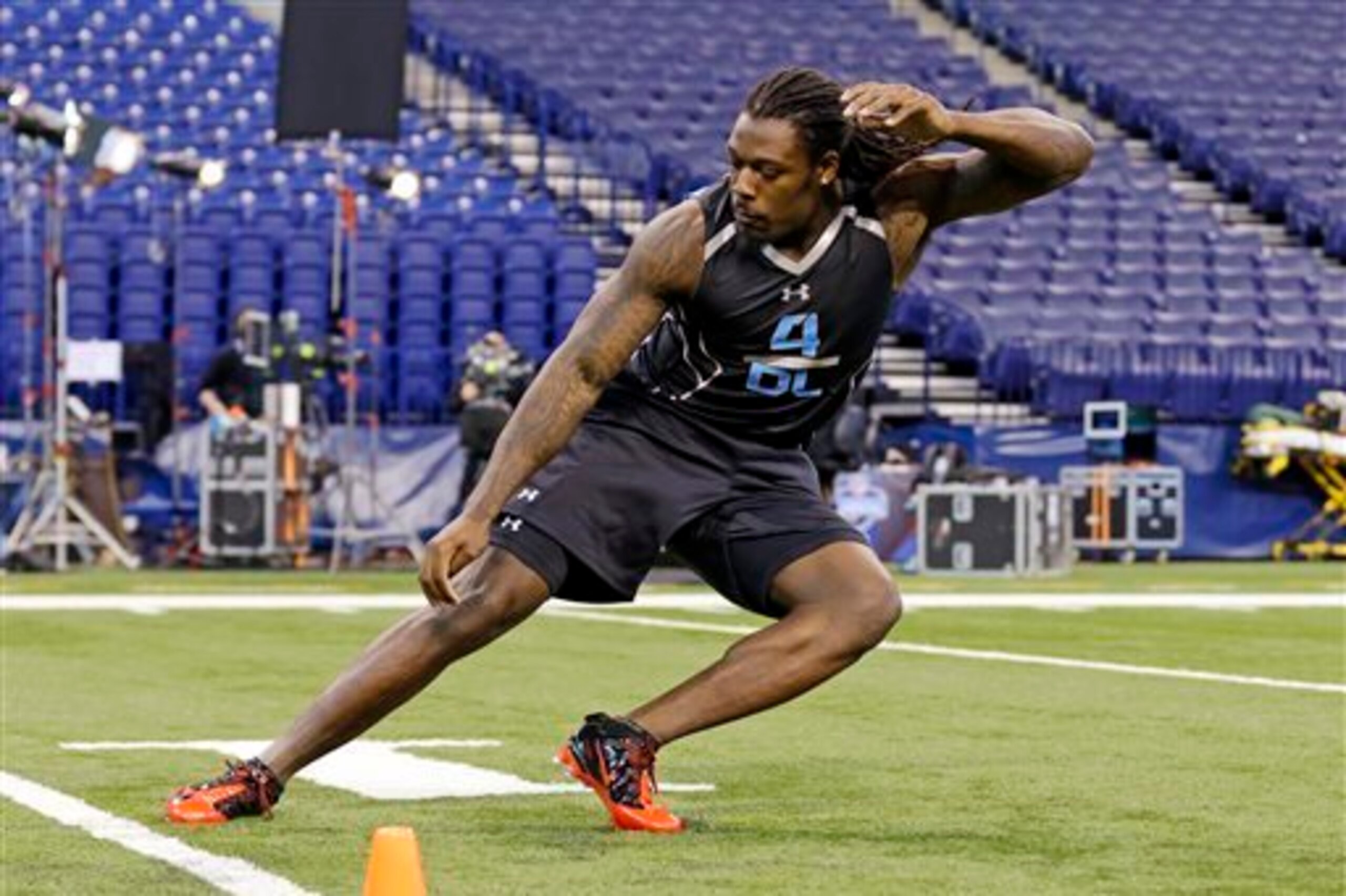 Jadeveon Clowney participates in the cone drill.