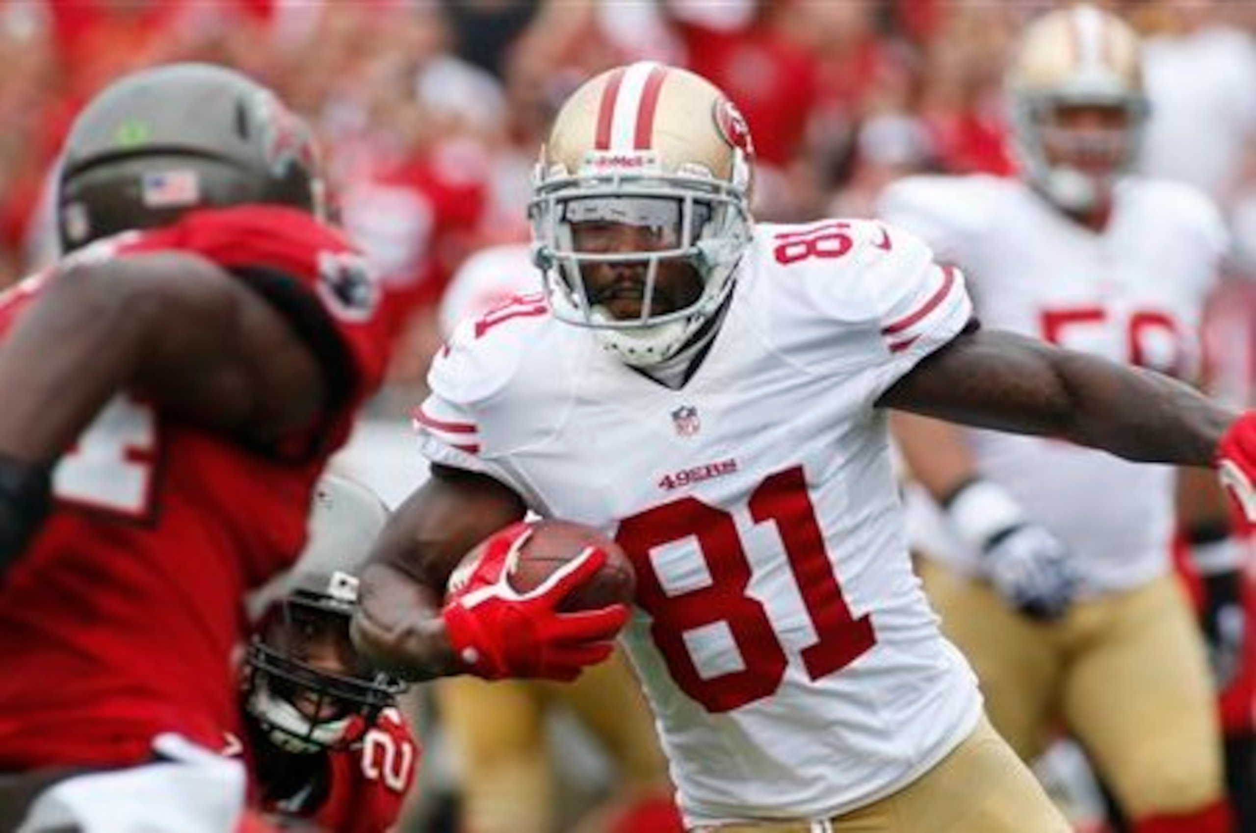 San Francisco 49ers wide receiver Anquan Boldin re-signed with the team on Monday.