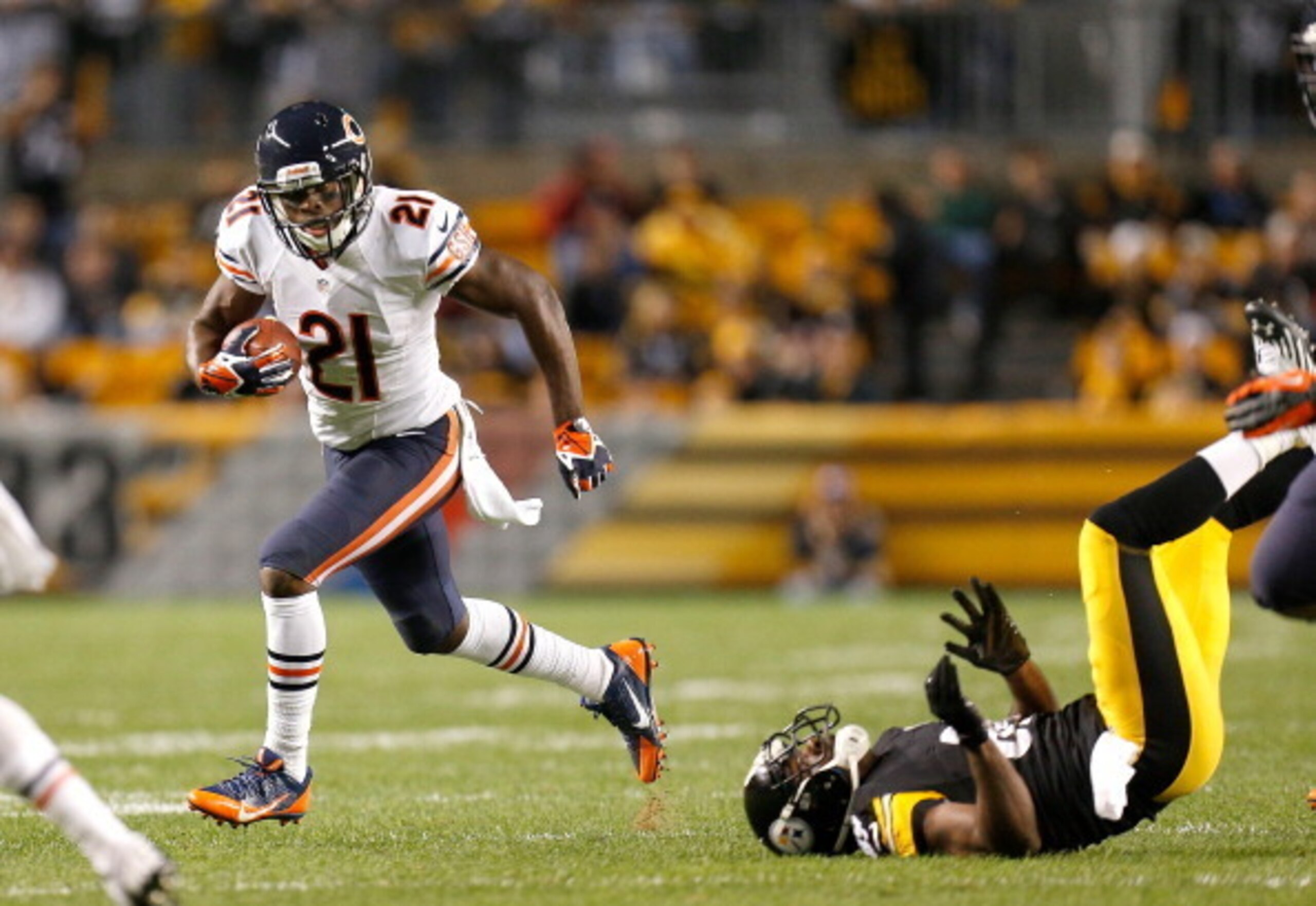Major Wright returns this interception against the Steelers.