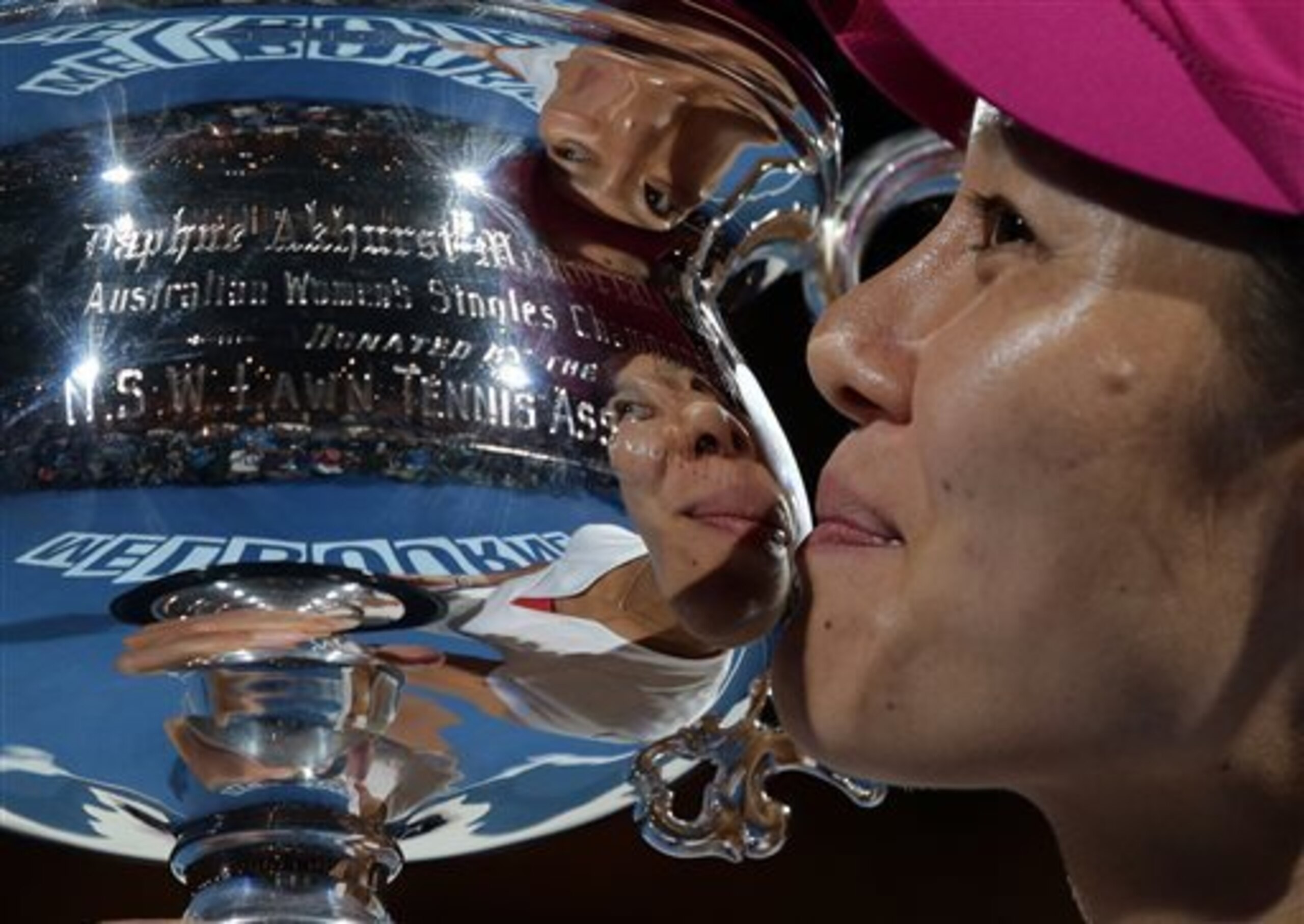 Li Na kisses 2014 Australian Open trophy.