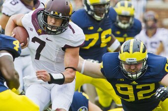 #92 Keith Heitzman reaches for the tackle.