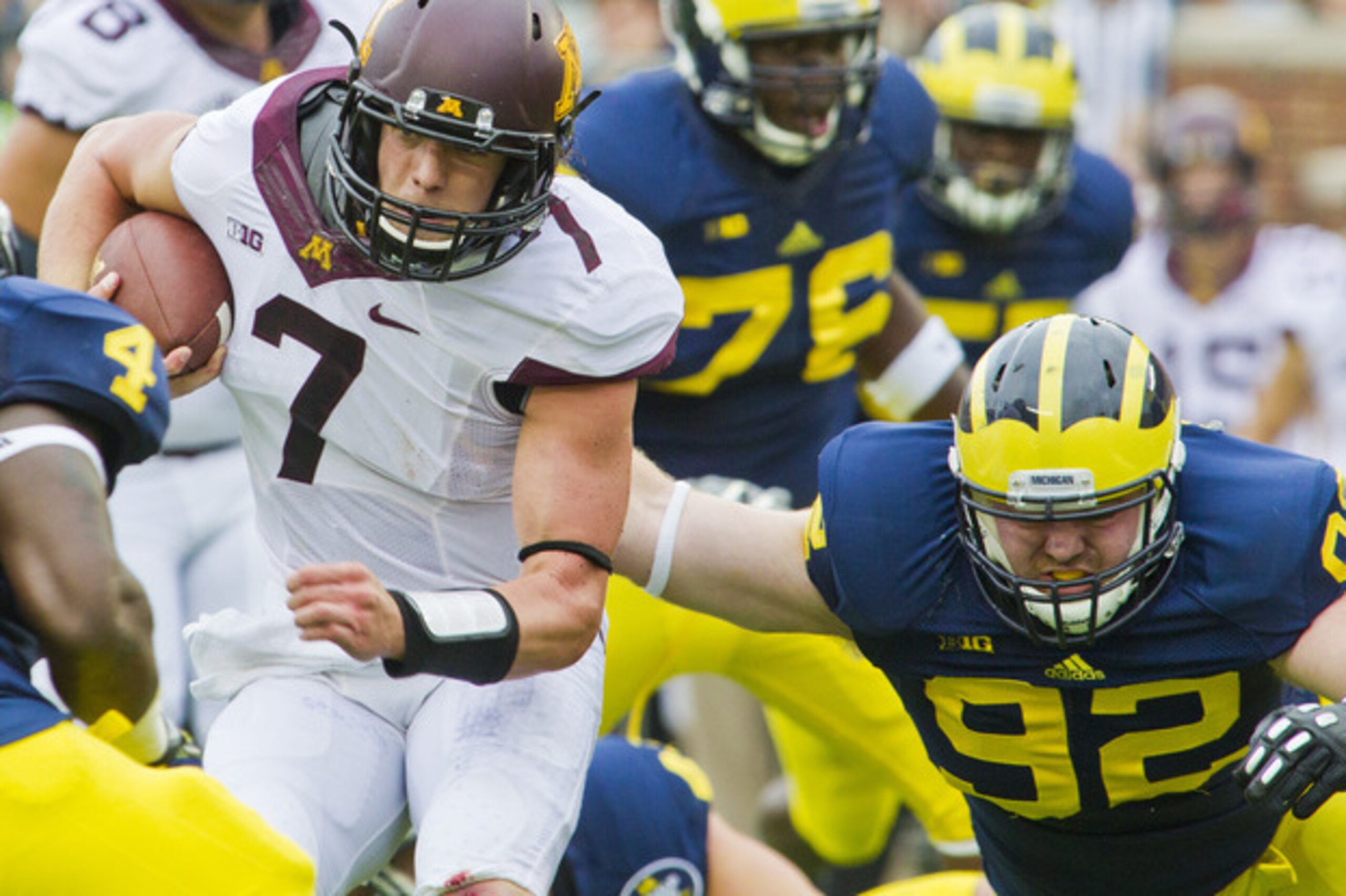#92 Keith Heitzman reaches for the tackle.