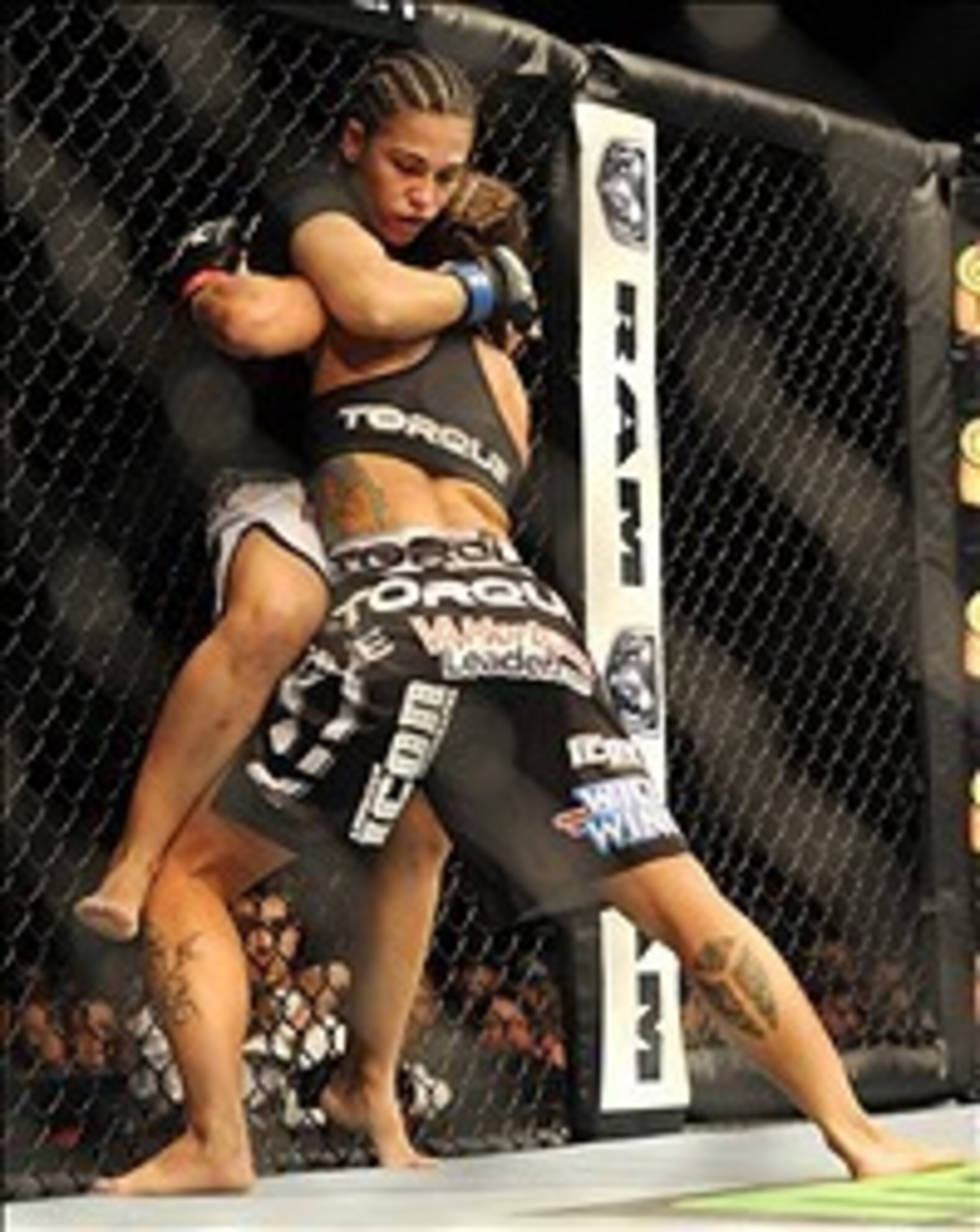 Jessica Andrade (left) Jessica Andrade (left)
