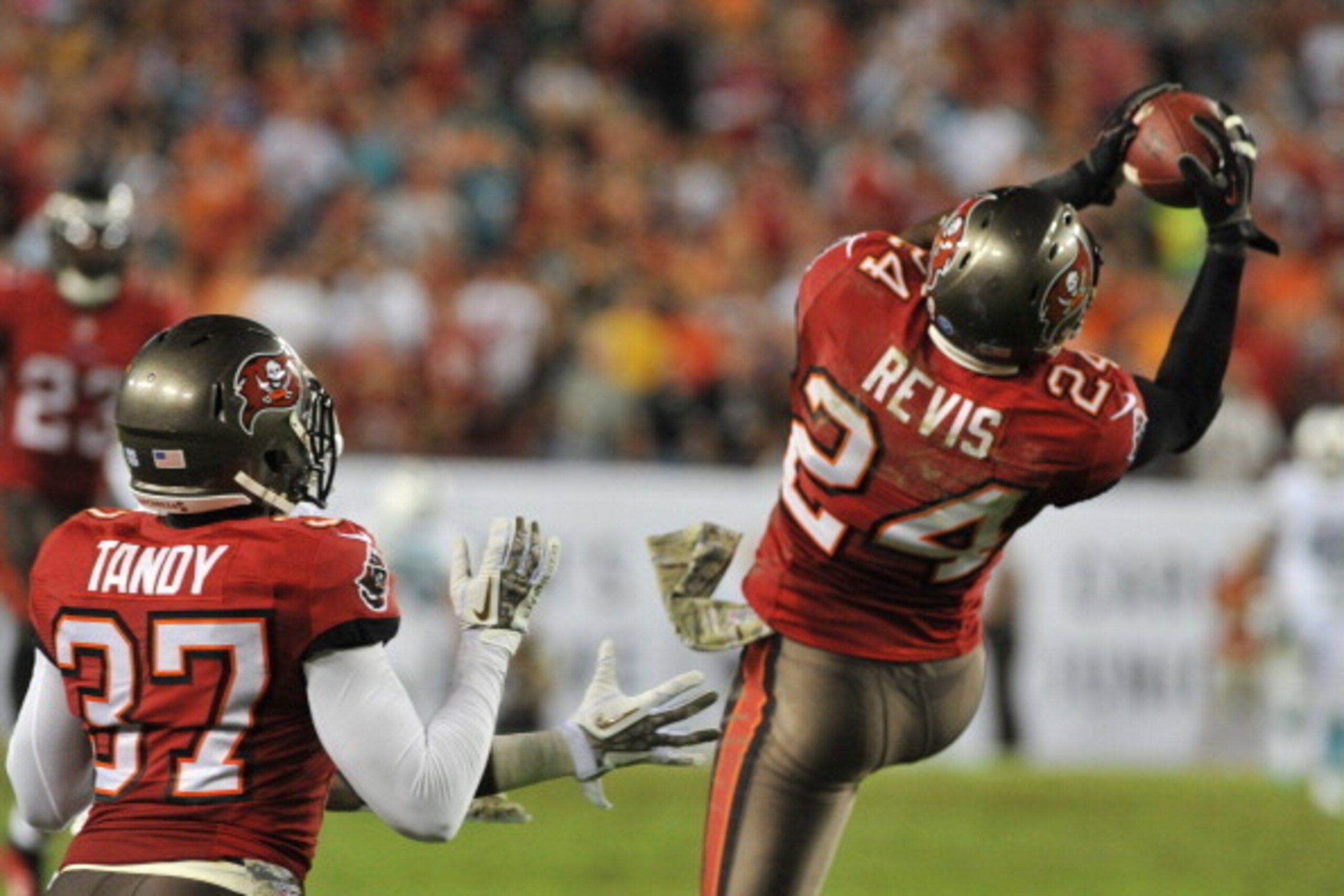If Lovie Smith brings Charles Tillman to Tampa Bay, could the 49ers lure Darrelle Revis to the Bay Area for a year?