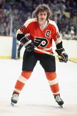 Bobby Clarke helped the Flyers maintain and incredible home winning streak over the Penguins.