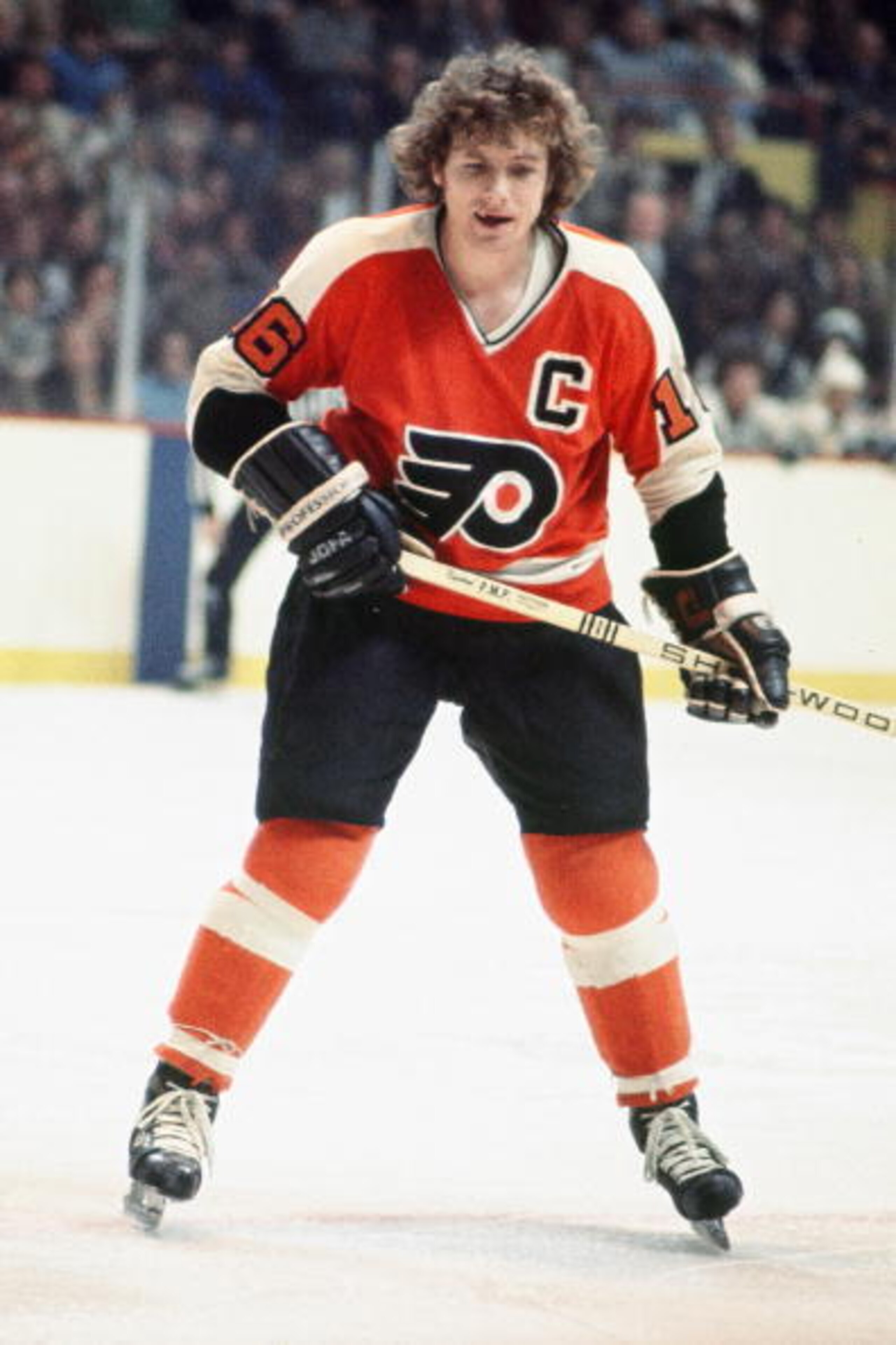 Bobby Clarke helped the Flyers maintain and incredible home winning streak over the Penguins.