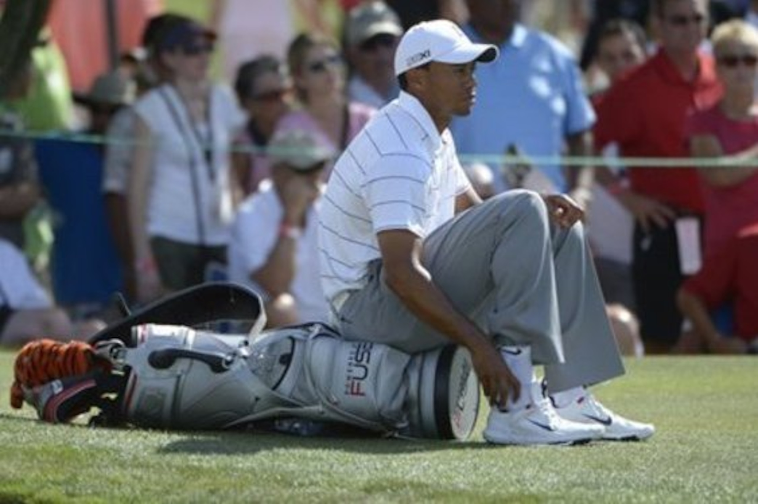 Tiger Woods even had time to take a break and adjust his shoes in 2012.
