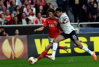 Zeki Fryers hunts the ball in Lisbon. Zeki Fryers hunts the ball in Lisbon.