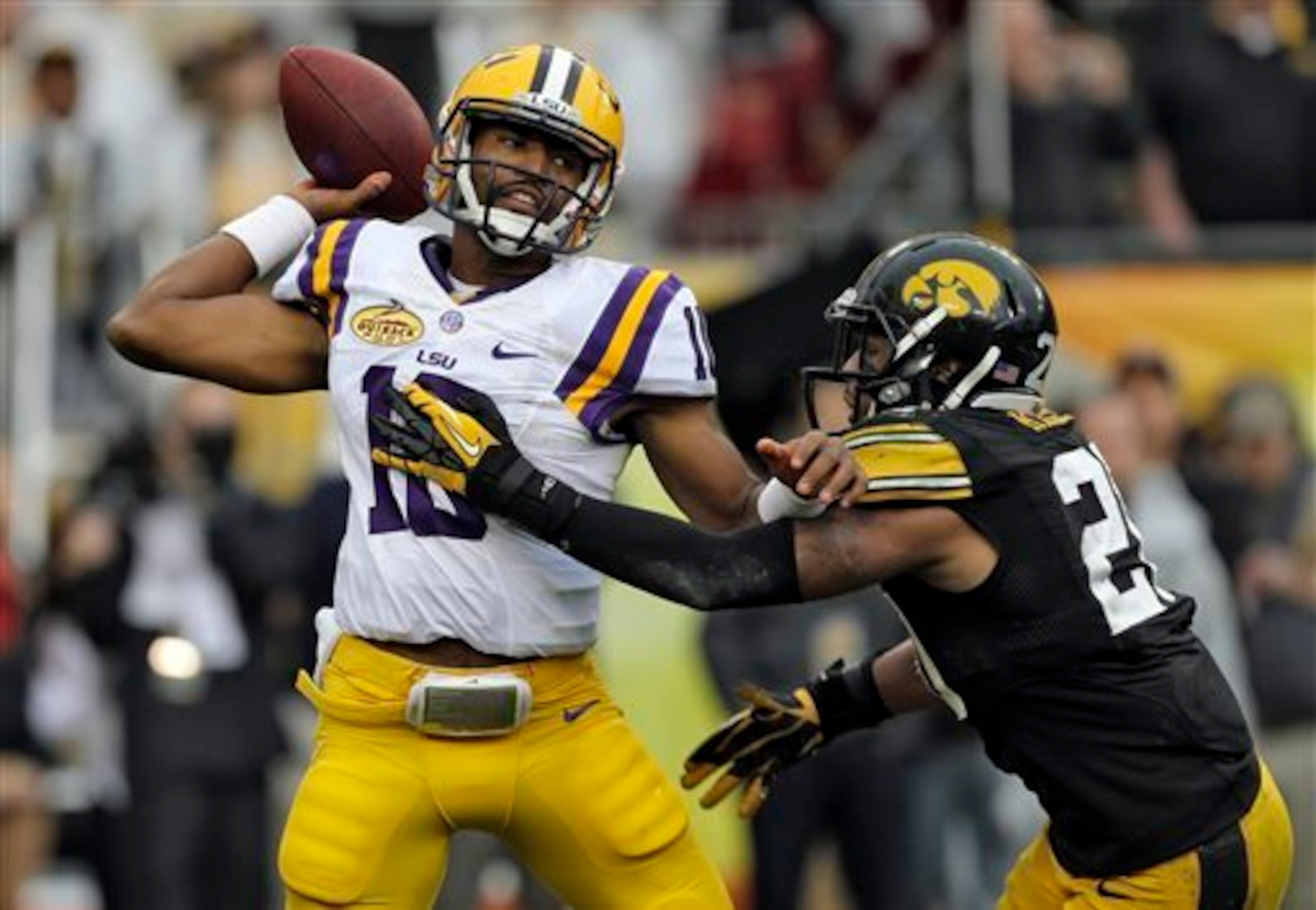 LSU's Anthony Jennings must fight off Brandon Harris to win the Tigers' starting role.