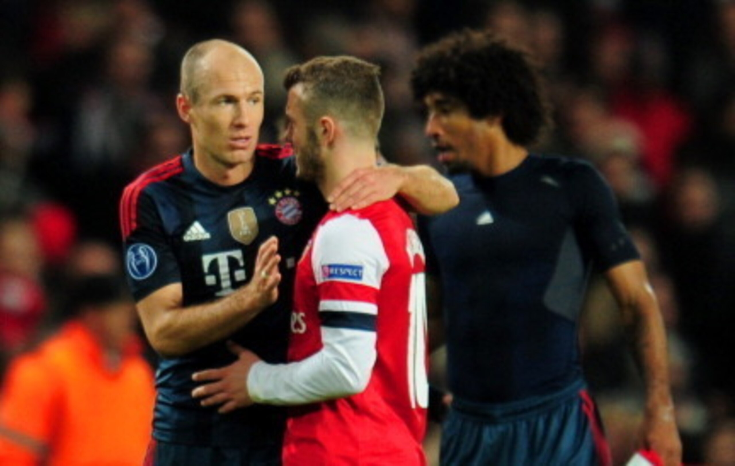 LONDON, ENGLAND - FEBRUARY 19: Arjen Robben of Bayern Muenchen speaks to Jack Wilshere of Arsenal at the end of the match during the UEFA Champions League Round of 16 first leg match between Arsenal and FC Bayern Muenchen at Emirates Stadium on February 1