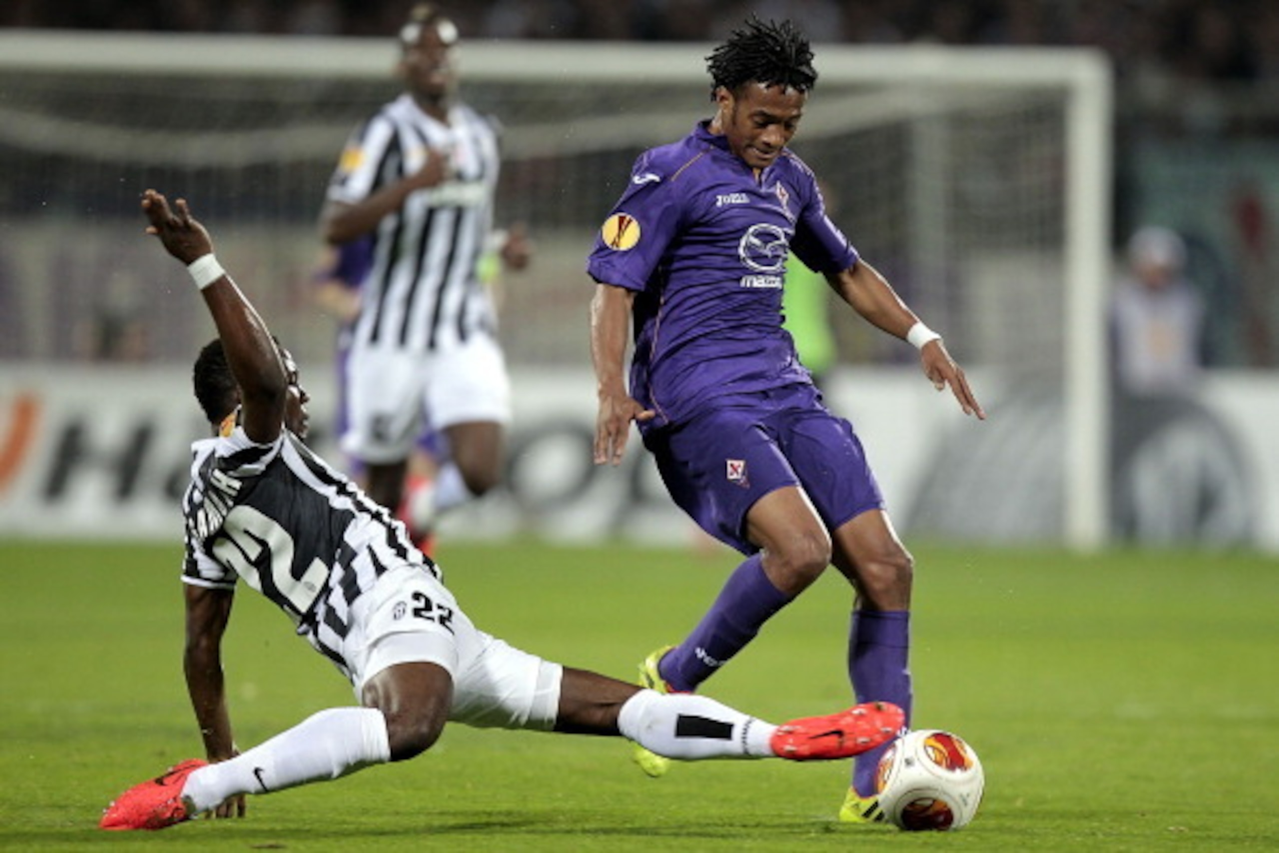 Kwadwo Asamoah and Juan Cuadrado battle in the Round of 16.  Juve faces Lyon next week in the first leg of the quarterfinal.