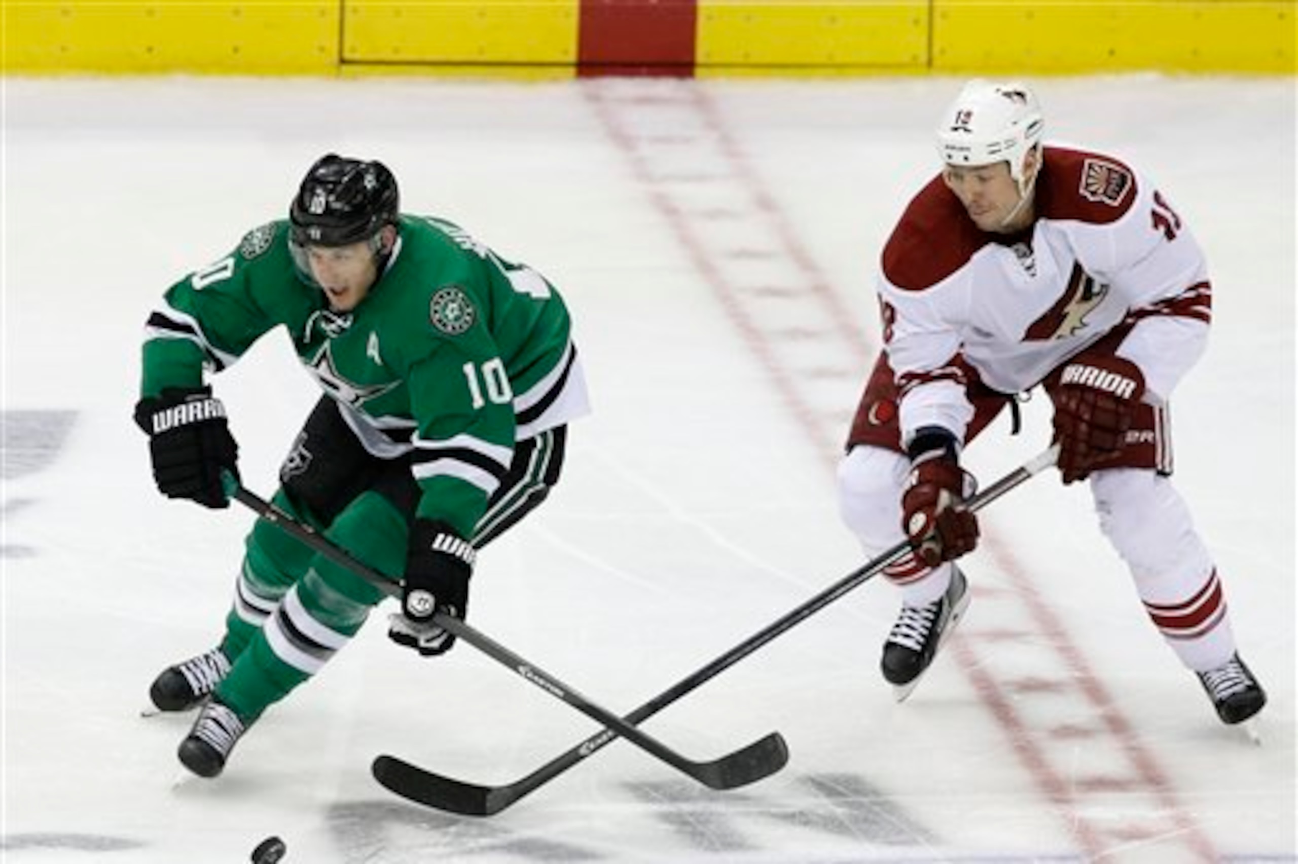 Dallas Stars forward Shawn Horcoff and Phoenix Coyotes forward David Moss.