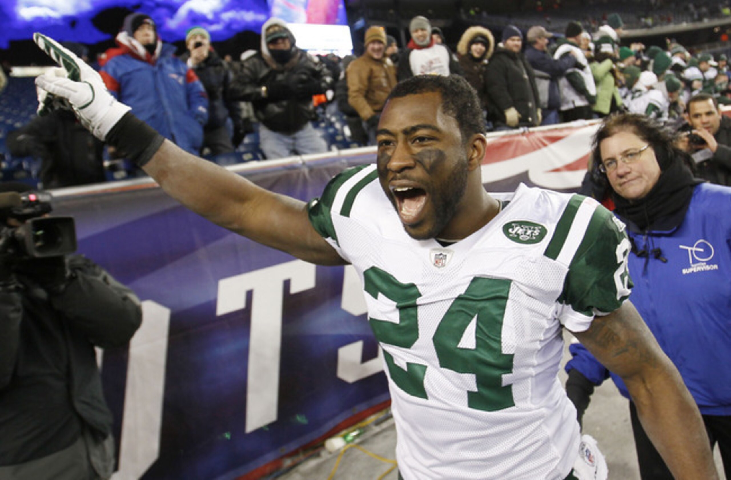 Darrelle Revis will be in coverage for the Patriots against the Jets in 2014.