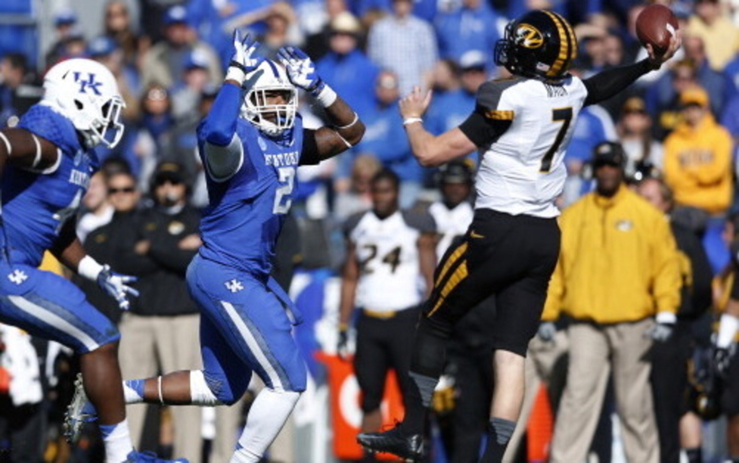 Kentucky DL Alvin "Bud" Dupree (center)