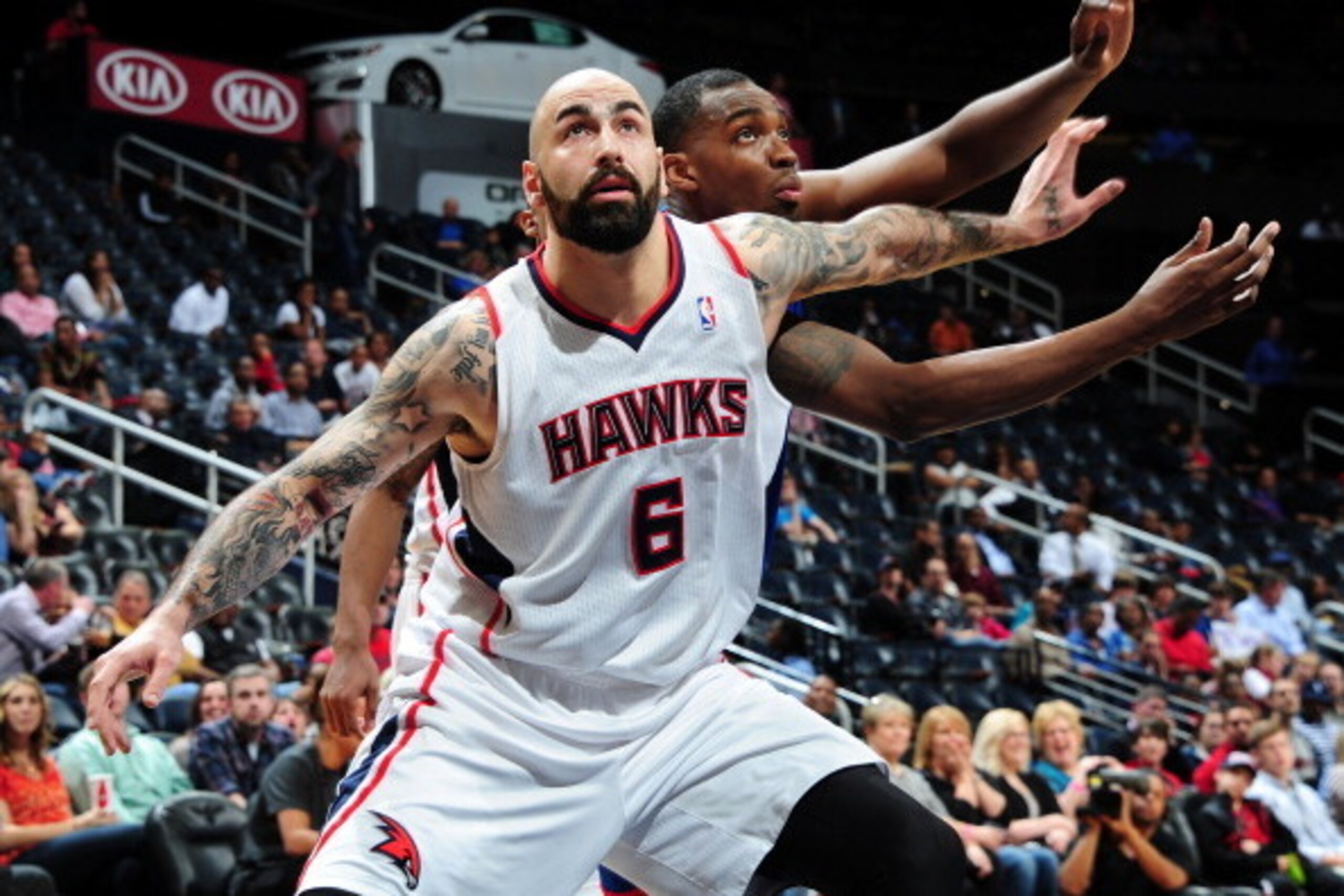 Pero Antic boxes out for a rebound.