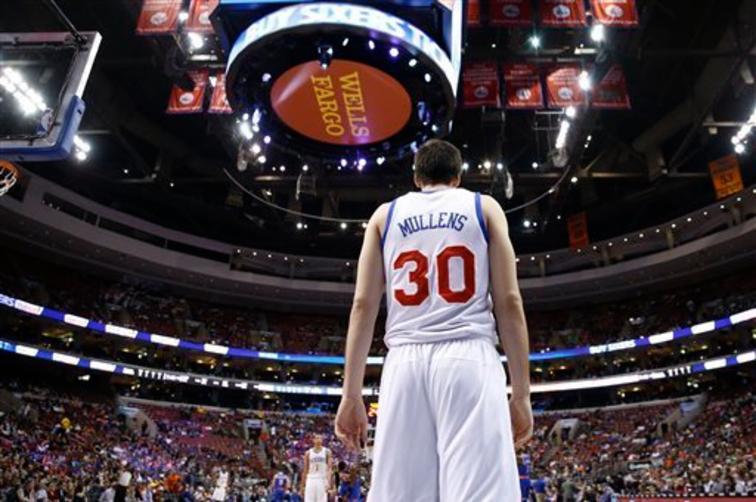 This picture makes Mullens look like a Superhero.