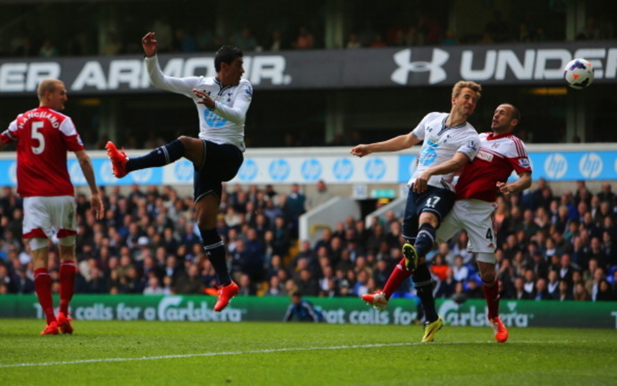 Harry Kane gets the better of John Heitinga to score his third goal in three games for Spurs.