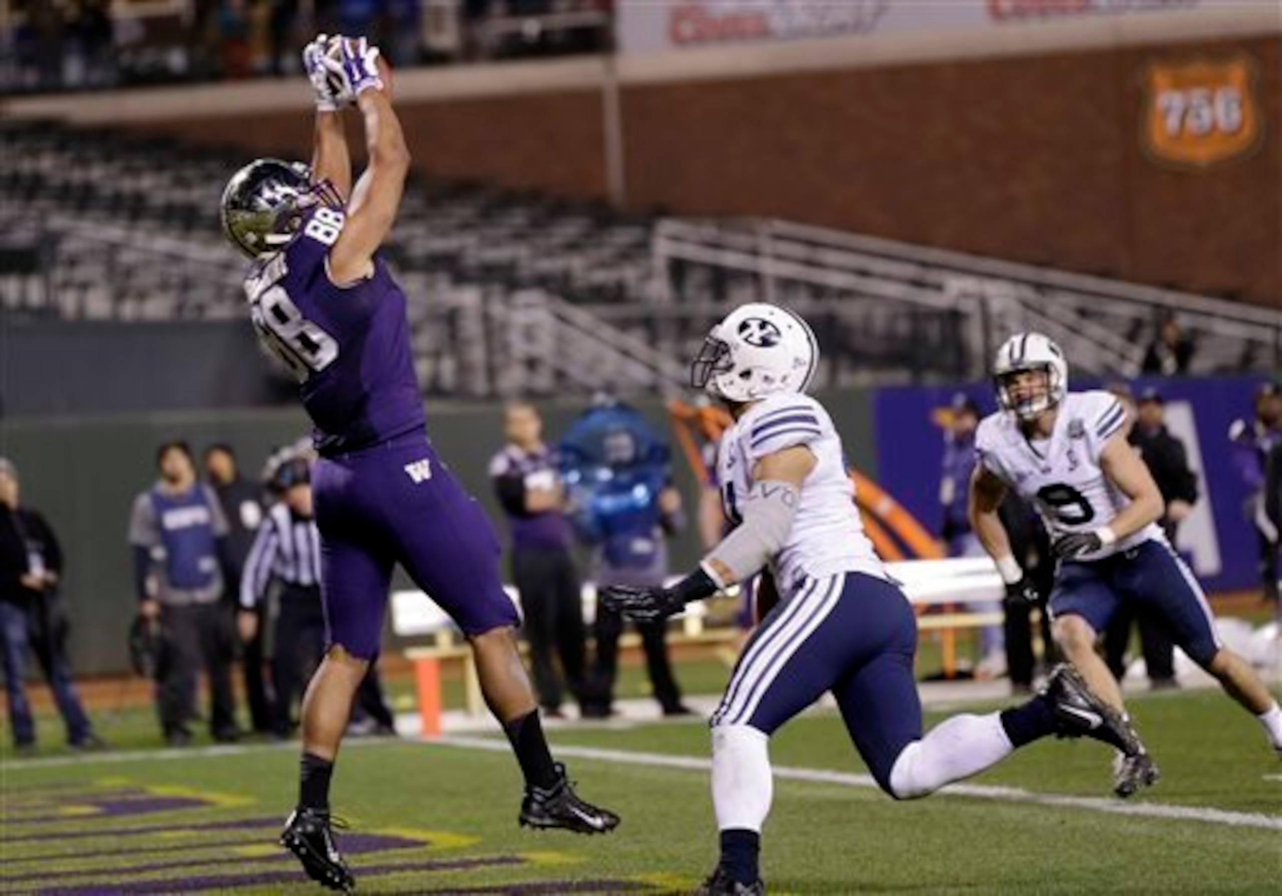 The Jets hosted Washington TE Austin Seferian-Jenkins (left) for a pre-draft visit.