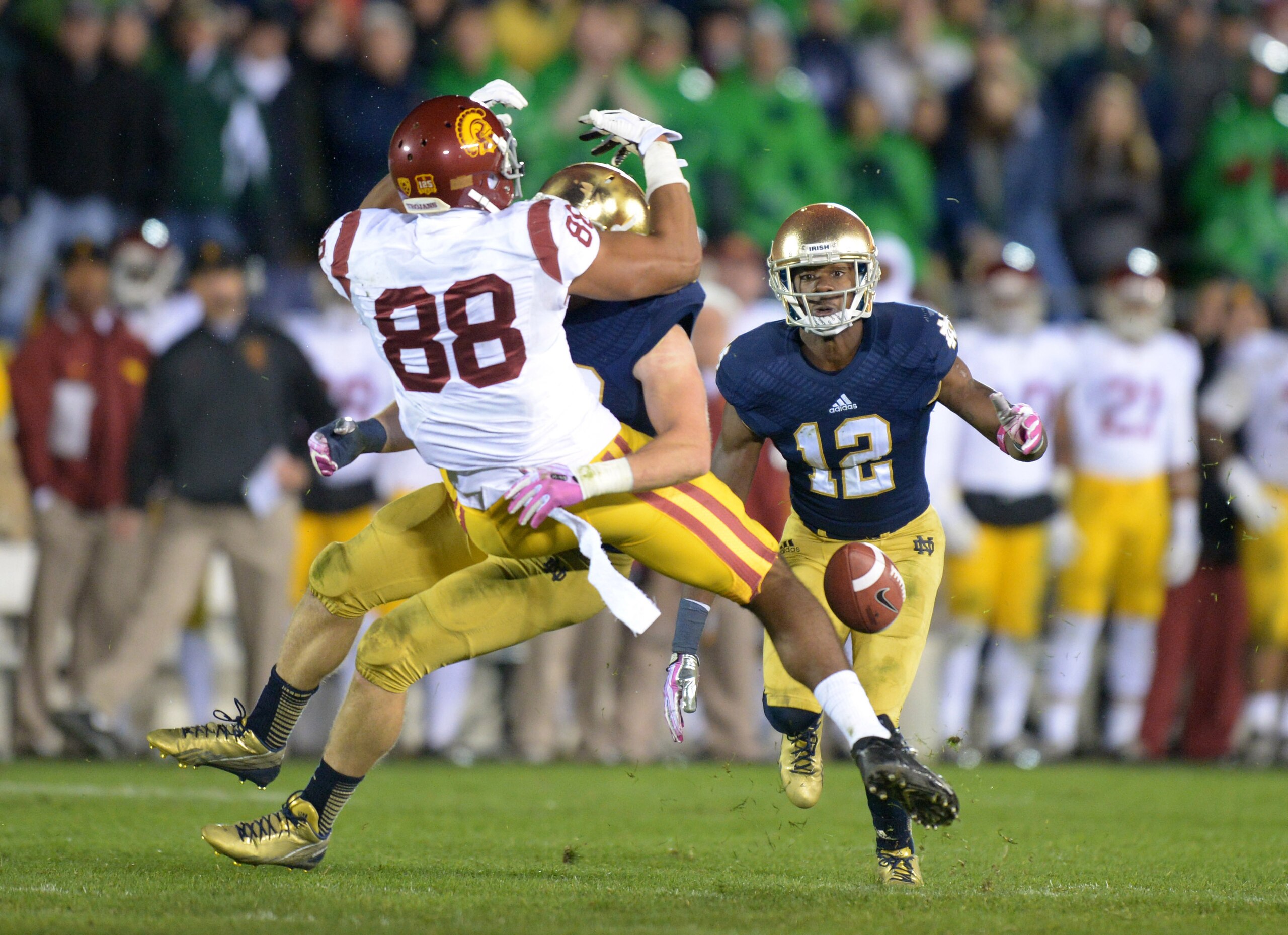 Joe Schmidt breaks up a pass against USC last season.