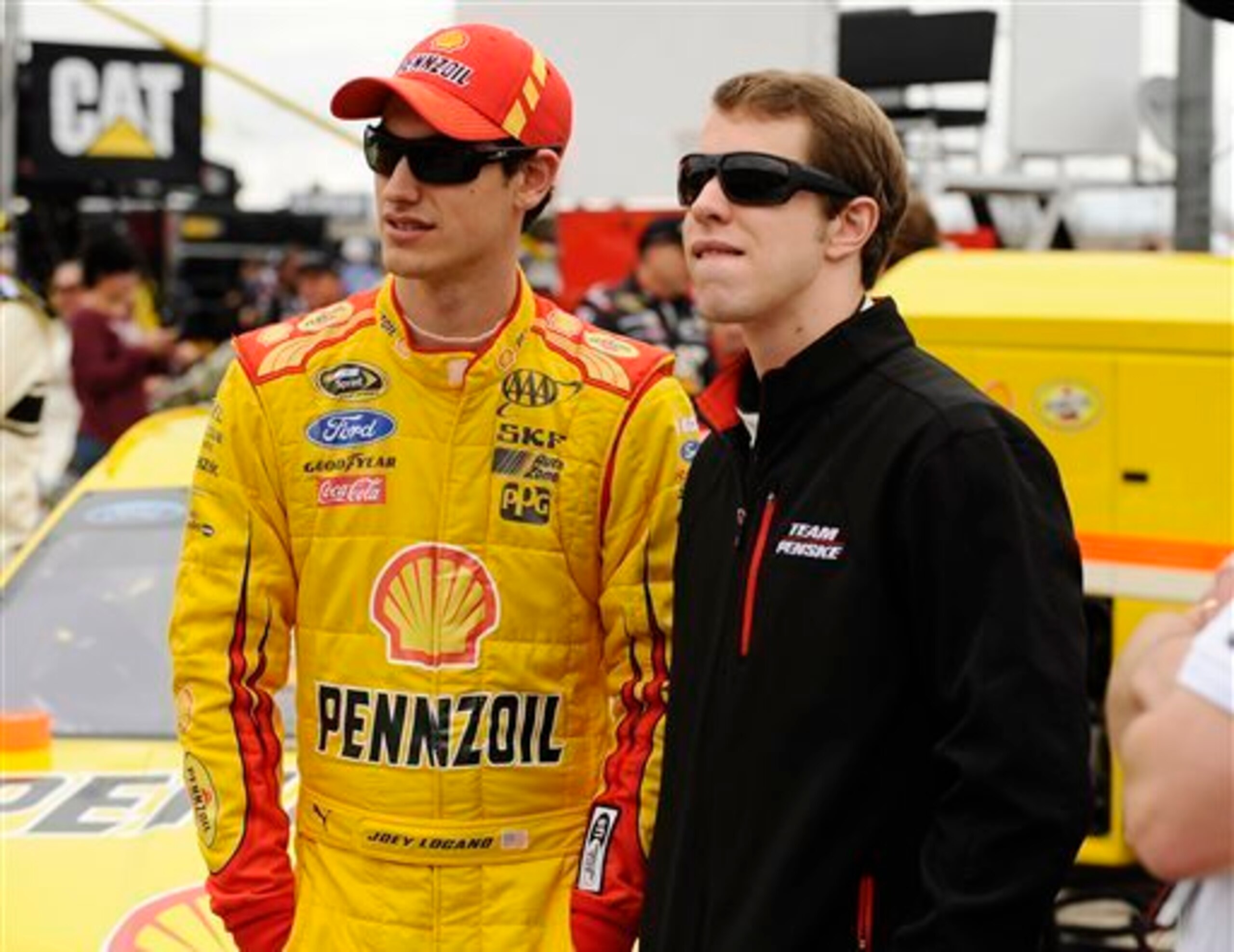 Joey Logano (l) and Brad Keselowski