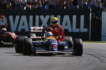 Mansell gives Senna a lift at the 1991 British Grand Prix.