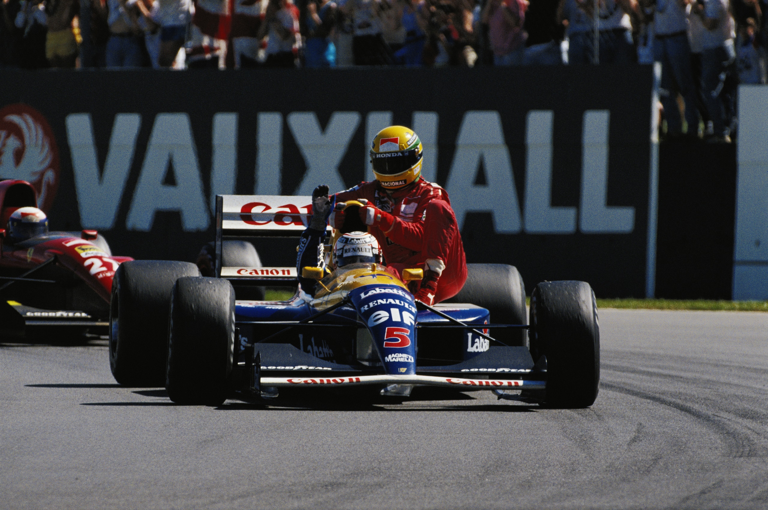 Mansell gives Senna a lift at the 1991 British Grand Prix.