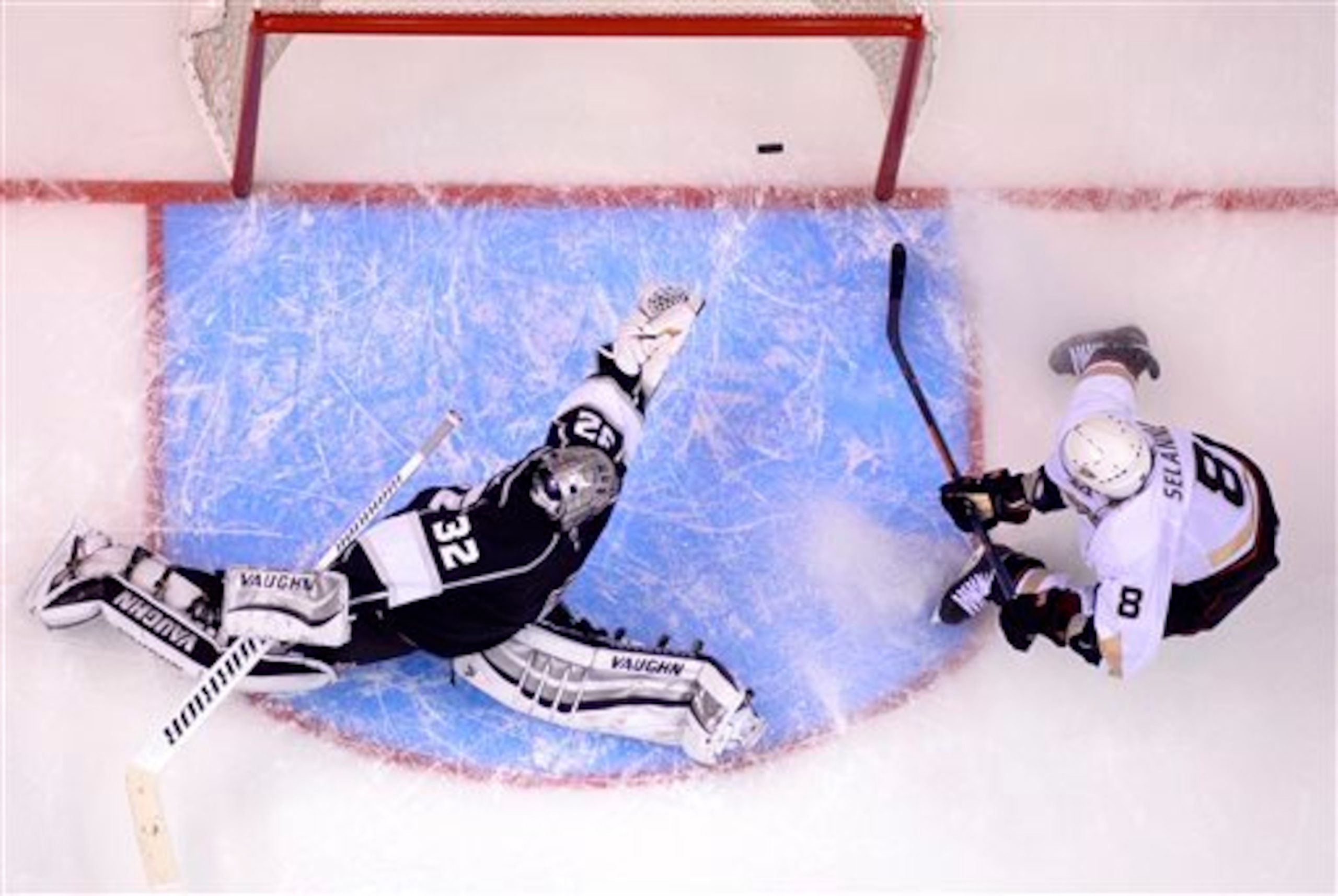 Teemu Selanne demonstrated how to beat Jonathan Quick.