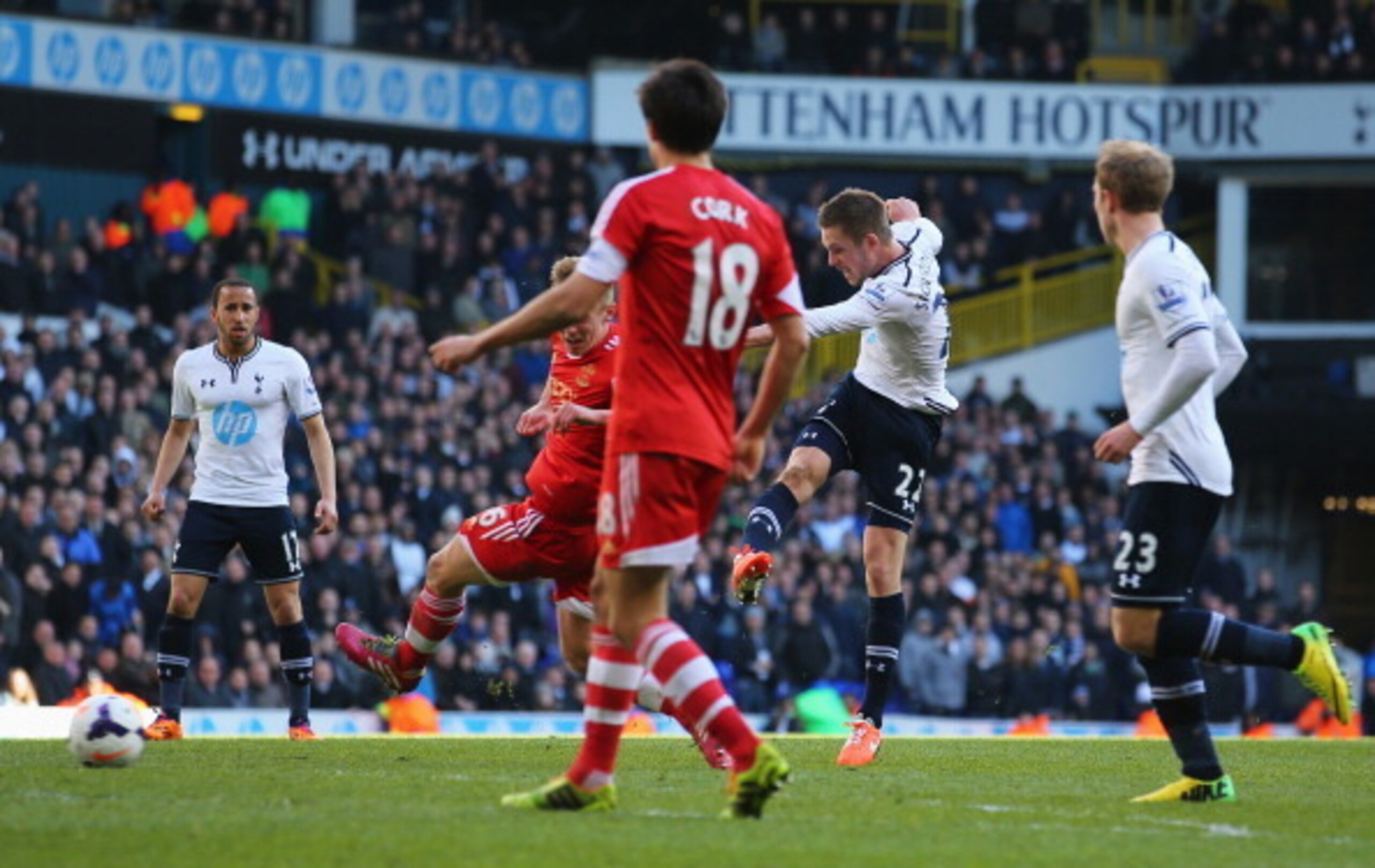 Sigurdsson fires off Spurs' late winner against Saints.