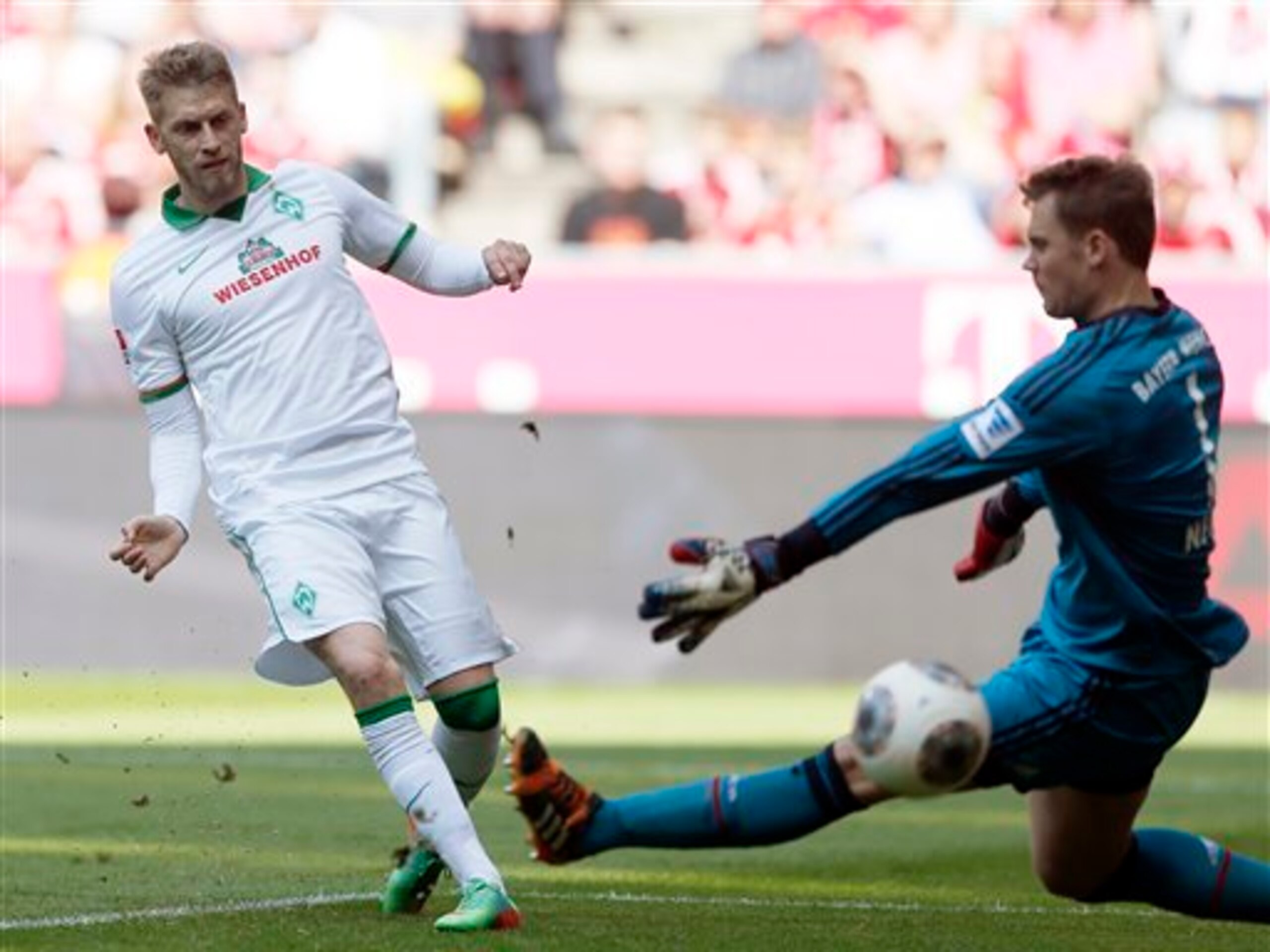 Hunt beats Neuer