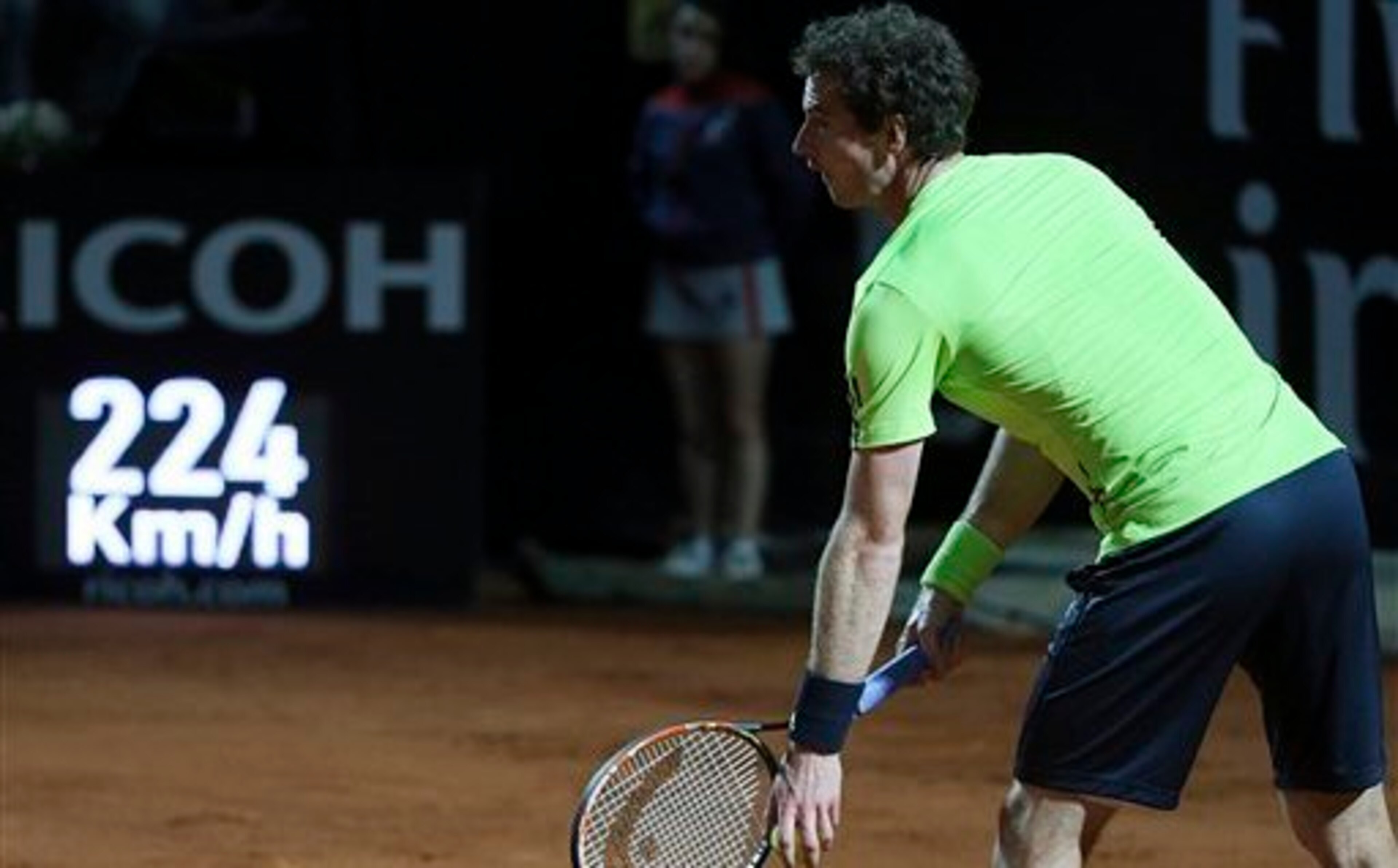 Andy Murray gets set to serve at the 2014 Italian Open.