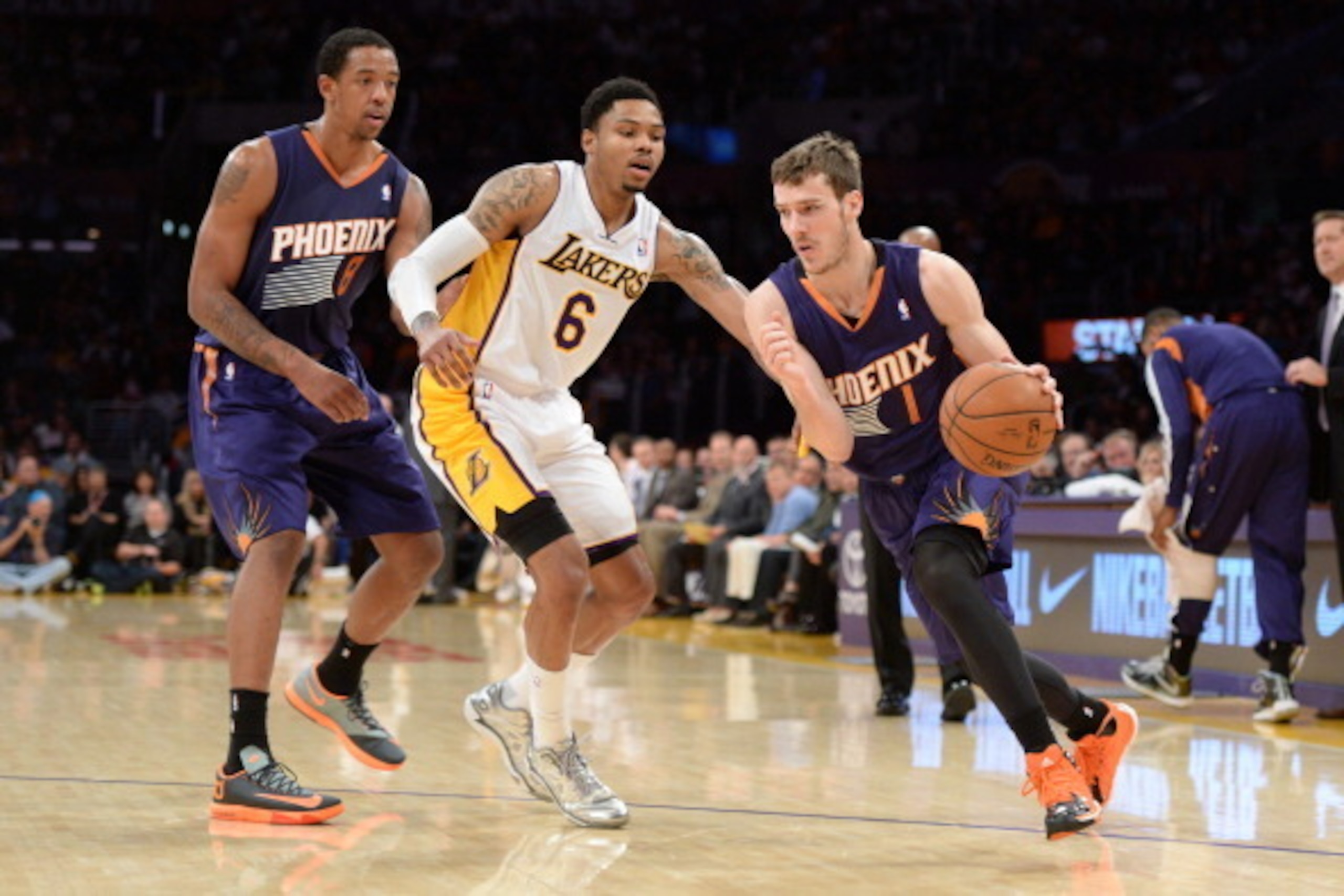 Which city offers free agents a better opportunity: Los Angeles or Phoenix? Both have their advantages.