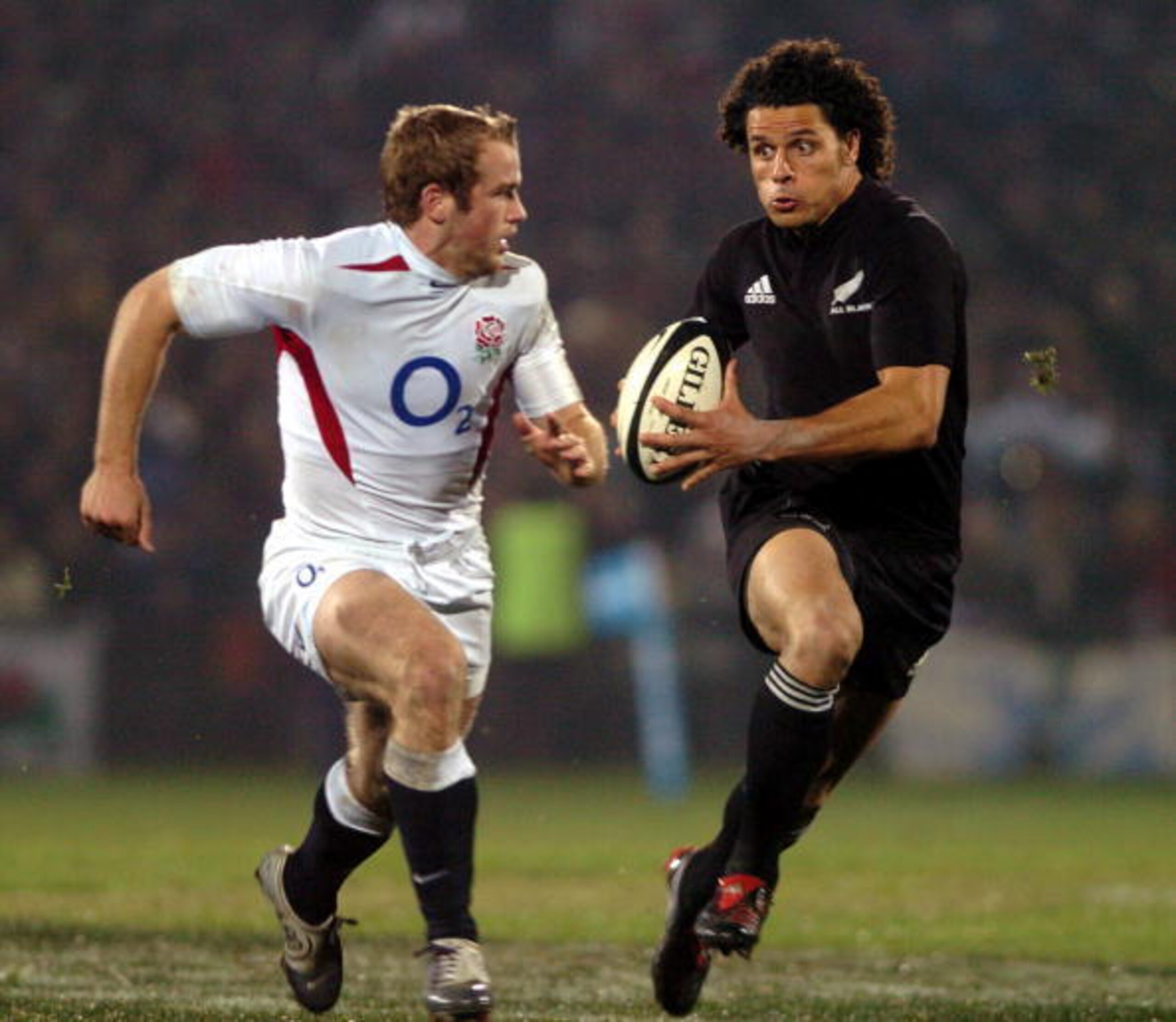 Doug Howlett runs around James Simpson-Daniel