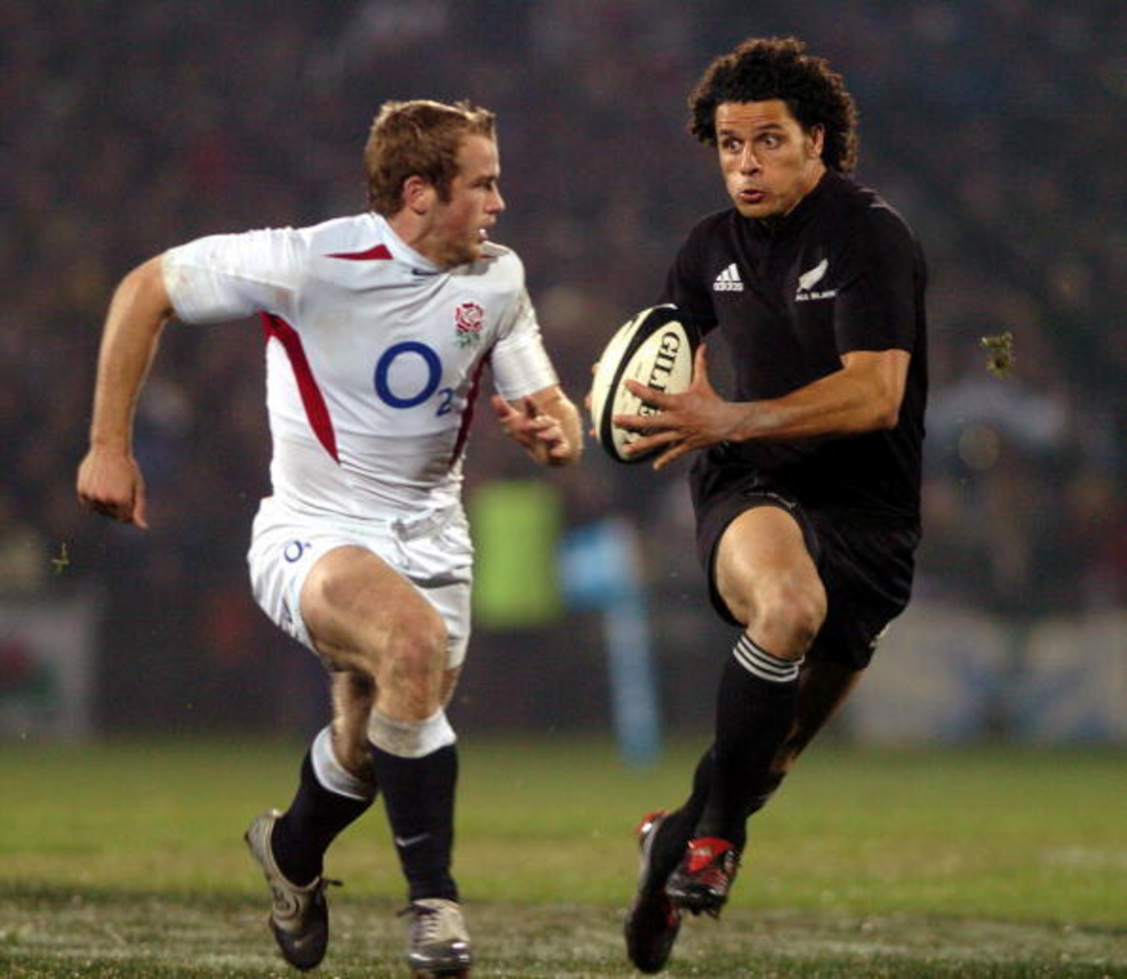 Doug Howlett runs around James Simpson-Daniel