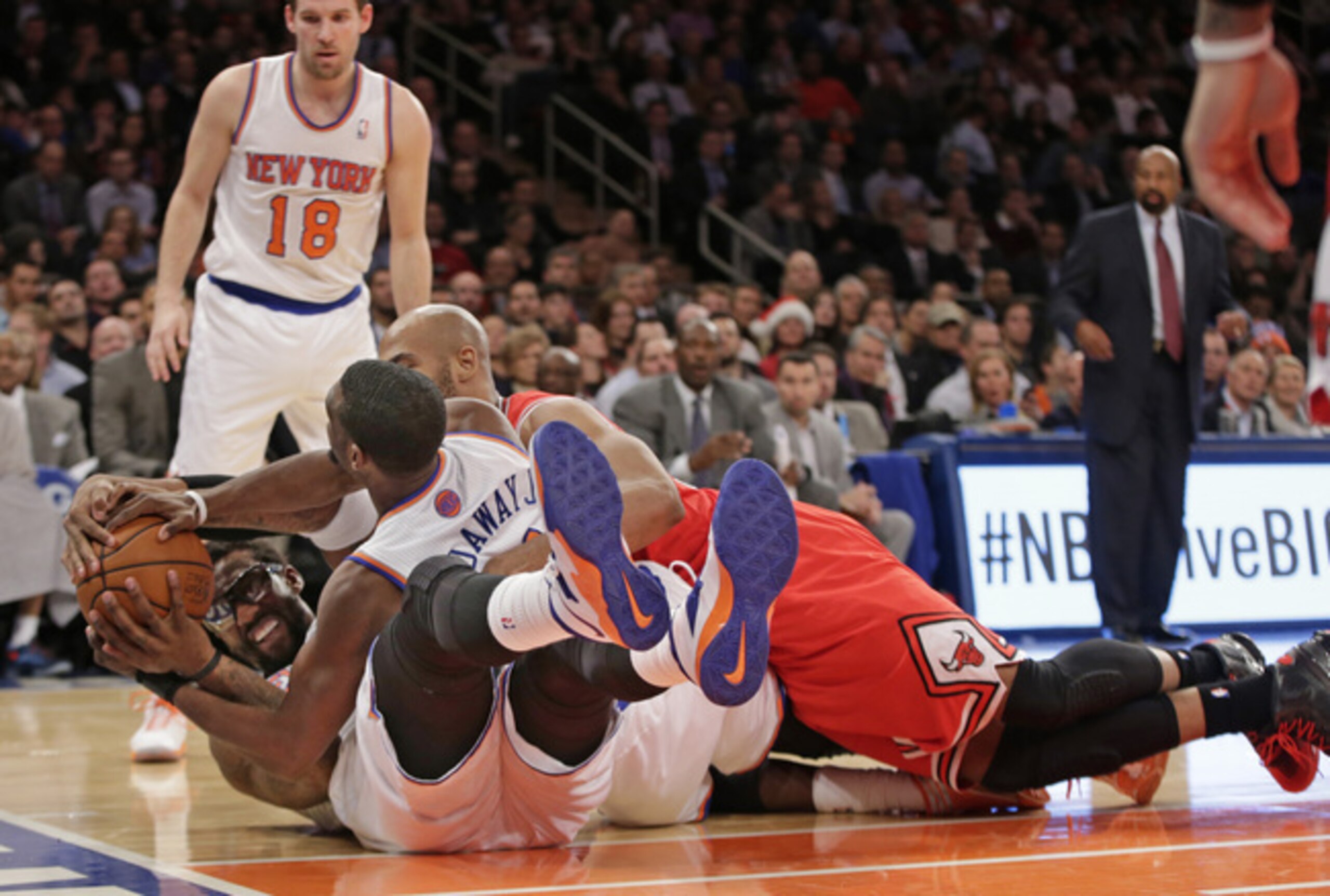 Tim Hardaway and Amar'e Stoudemire fight to maintain possession