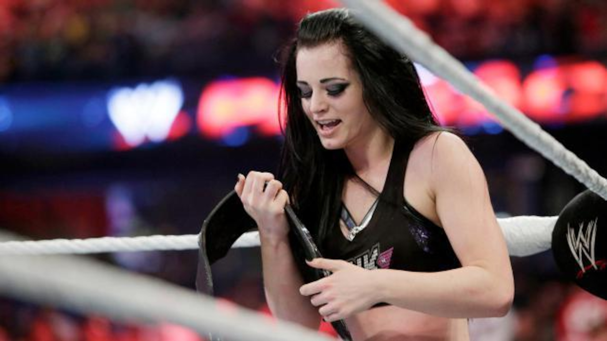 Paige maintains possession of her Divas Championship.