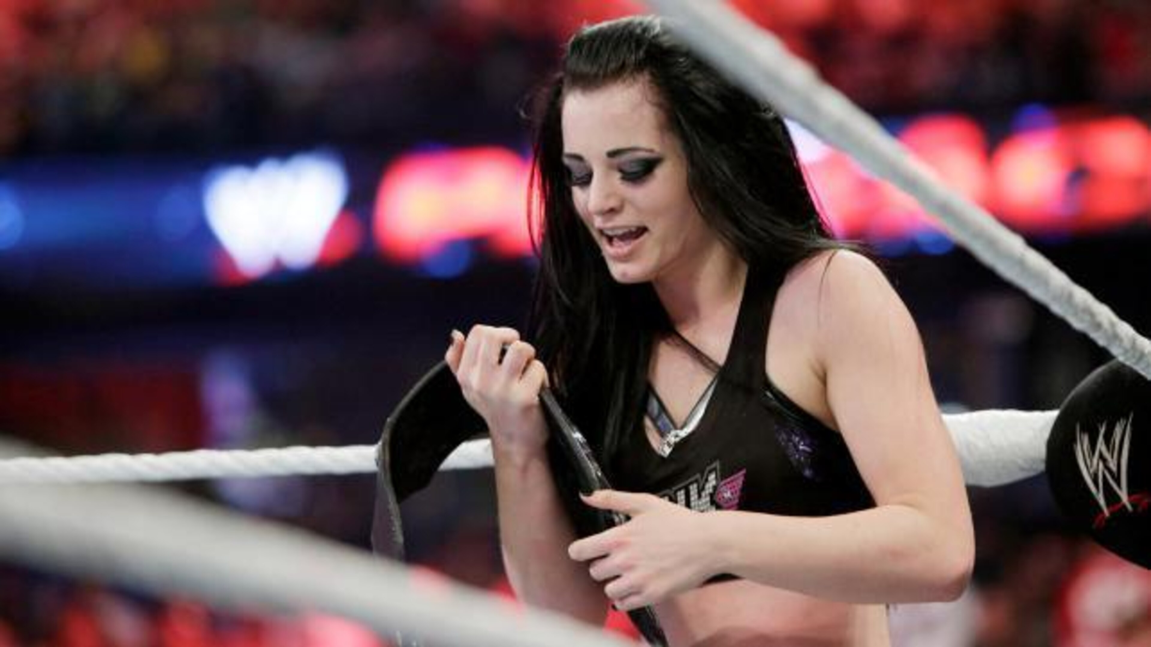 Paige maintains possession of her Divas Championship.