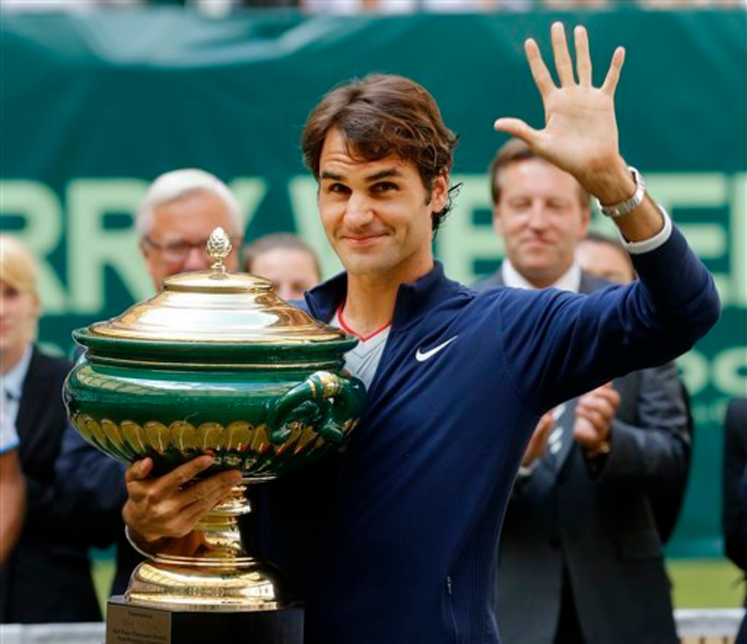 Roger Federer waves to the crowd after his victory in Halle.