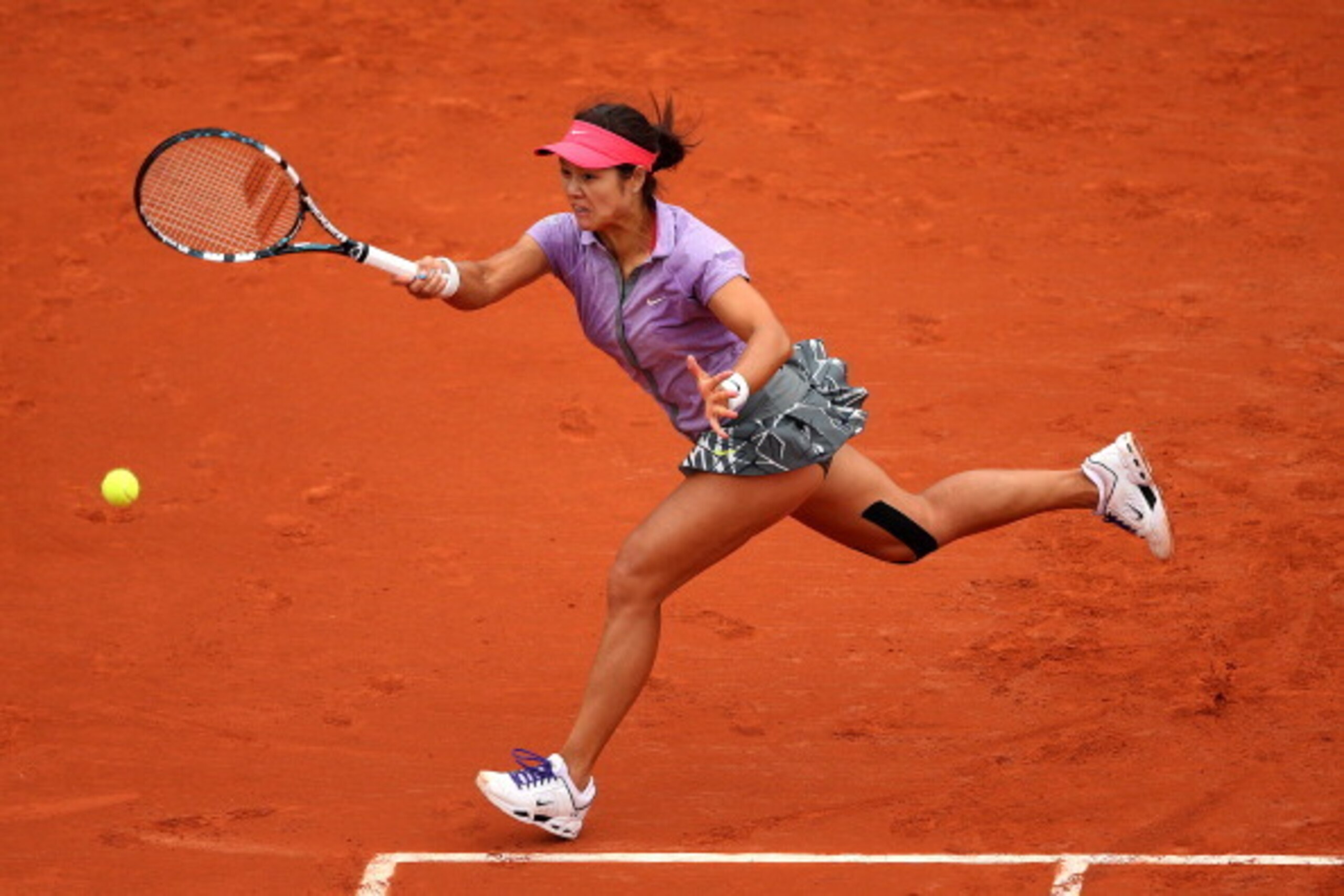 Li Na sprints to the ball during her first-round loss at the 2014 French Open.