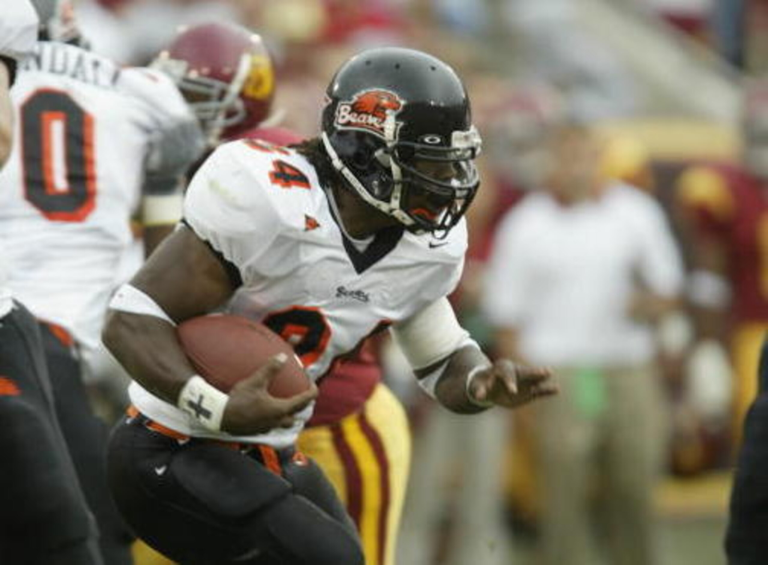 LOS ANGELES - SEPTEMBER 28:  Running back Steven Jackson #34 of the Oregon State Beavers runs with the ball during the Pacific 10 Conference football game against the USC Trojans on September 28, 2002 at the Los Angeles Coliseum in Los Angeles, California