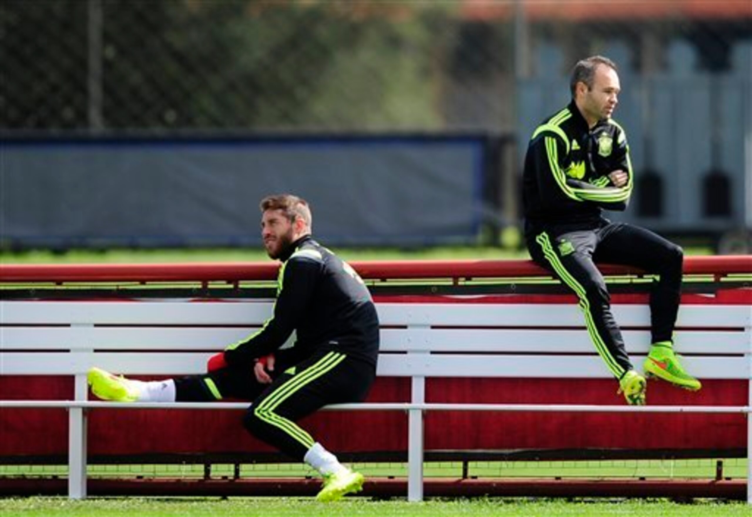 Spain's Sergio Ramos, center, left, and Andres Iniesta, attend a training session at the Atletico Paranaense training center in Curitiba, Brazil, Saturday, June 21, 2014. Spain will play in group B of the Brazil 2014 World Cup. (AP Photo/Manu Fernandez)
