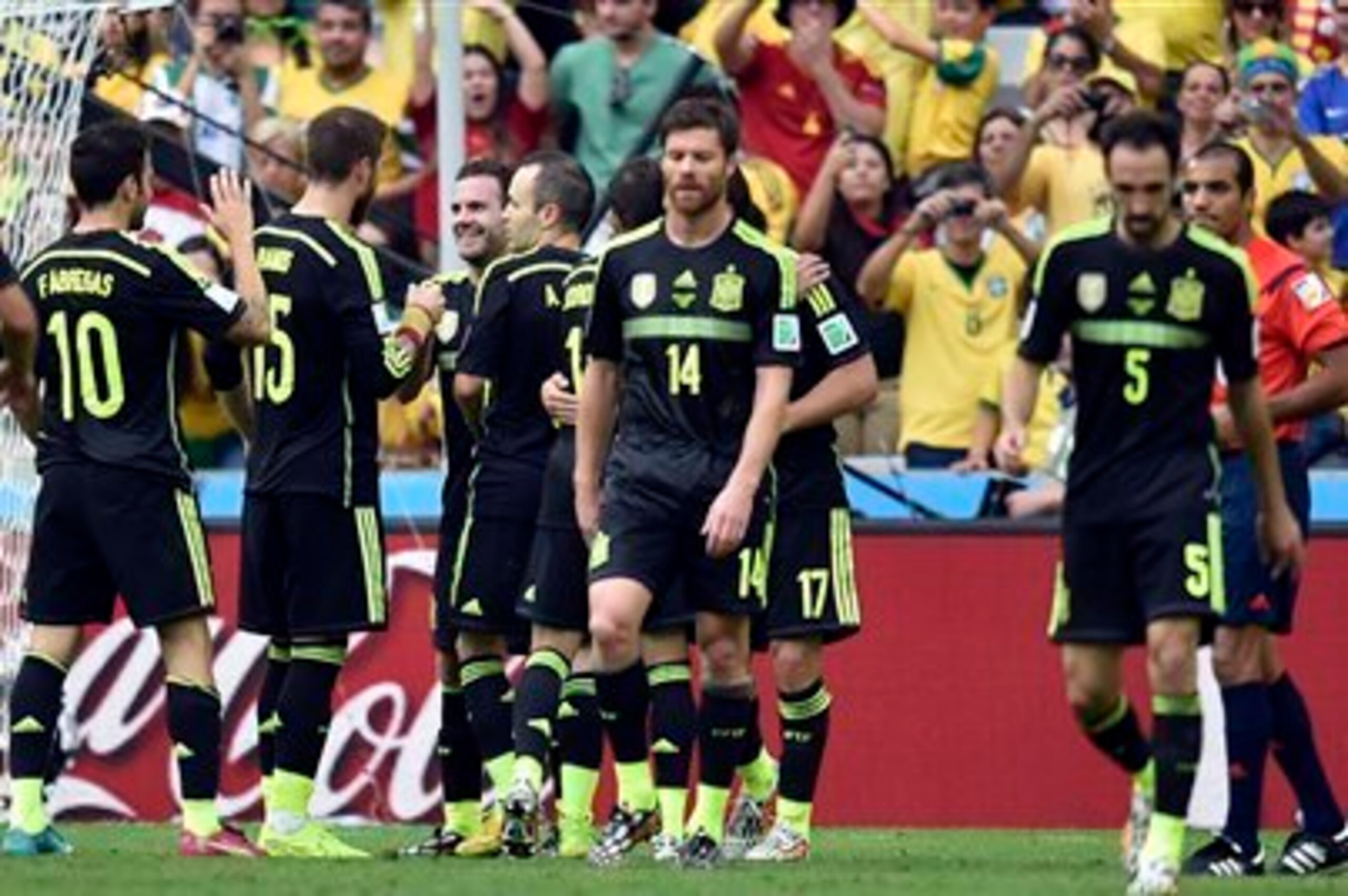 Spain's Juan Mata, centre, celebrates with teammates after scoring his side's third goal during the group B World Cup soccer match between Australia and Spain at the Arena da Baixada in Curitiba, Brazil, Monday, June 23, 2014. (AP Photo/Martin Meissner)