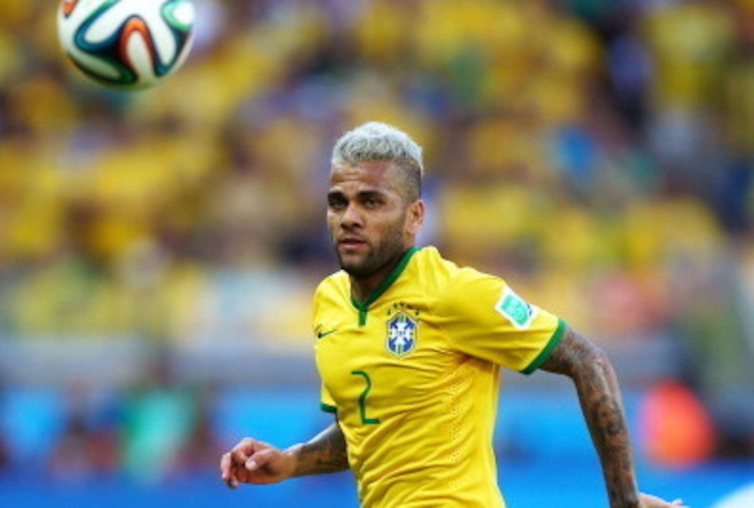 Dani Alves almost scored with a dipping 35 harder in the first half.
