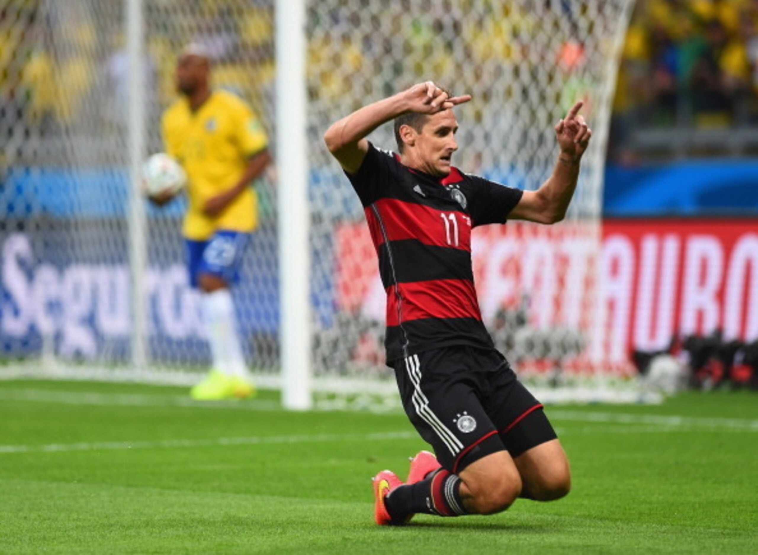 Miroslav Klose celebrates after beating Ronaldo's World Cup scoring record.